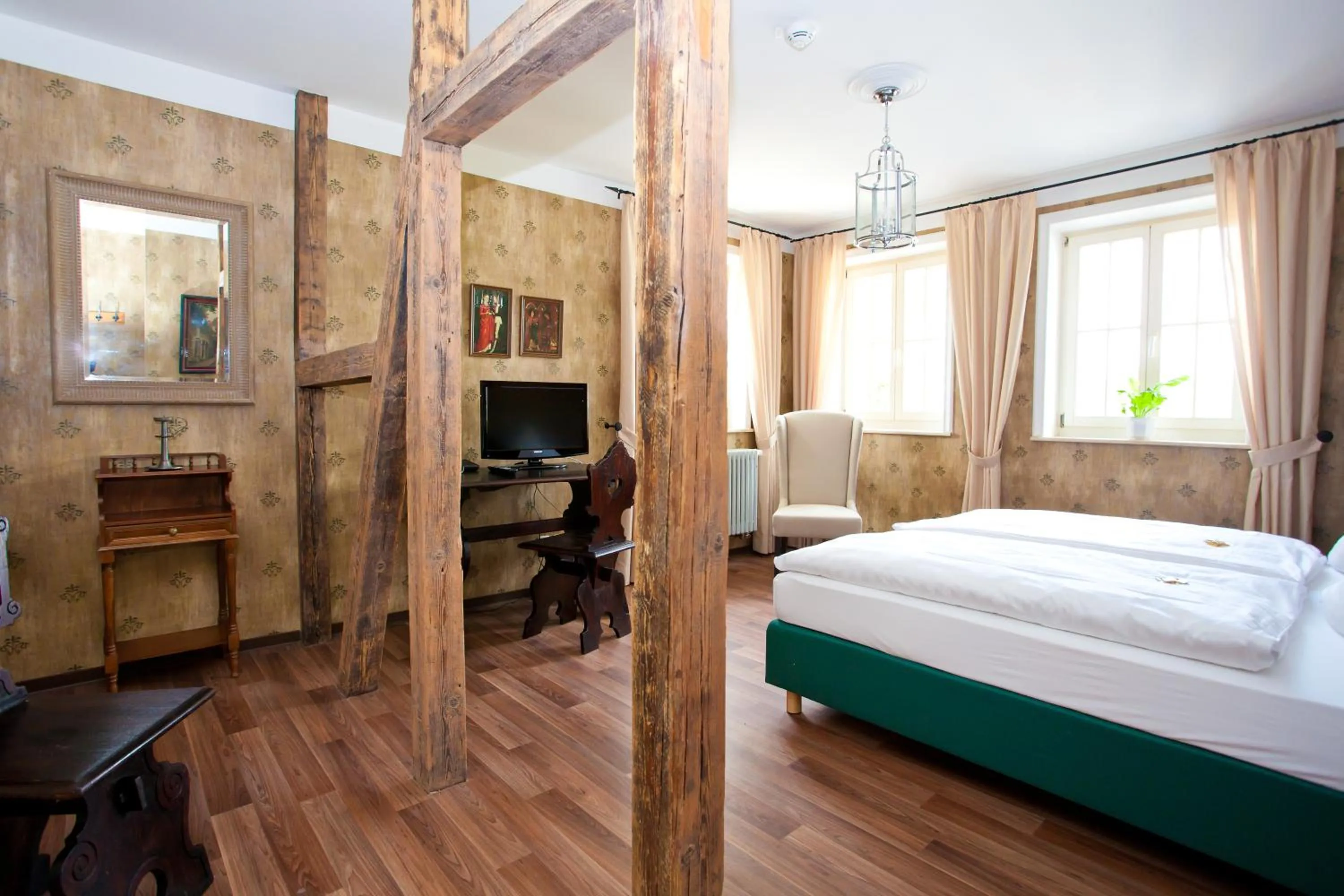 Photo of the whole room, Bed in Gastwirtschaft & Hotel Hallescher Anger