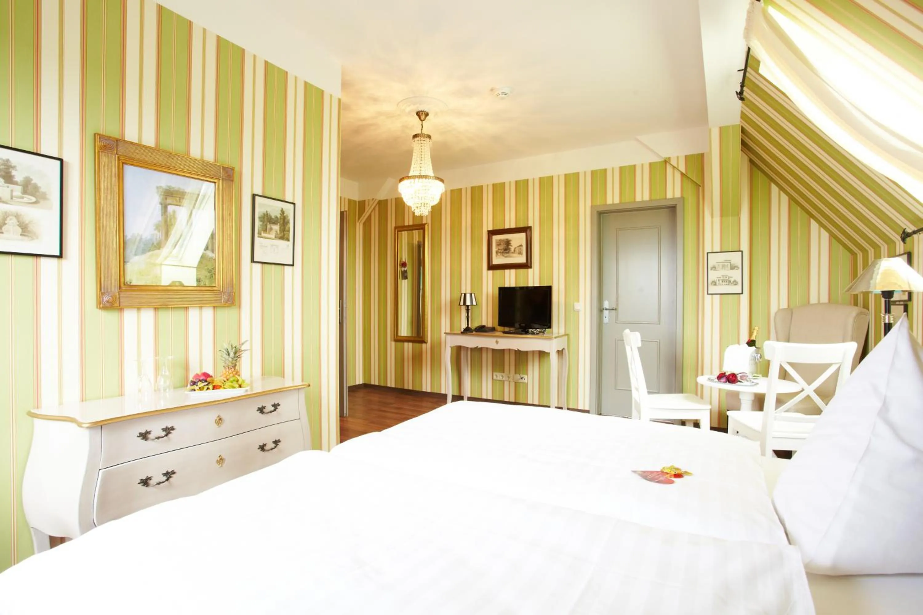 Photo of the whole room, Bed in Gastwirtschaft & Hotel Hallescher Anger