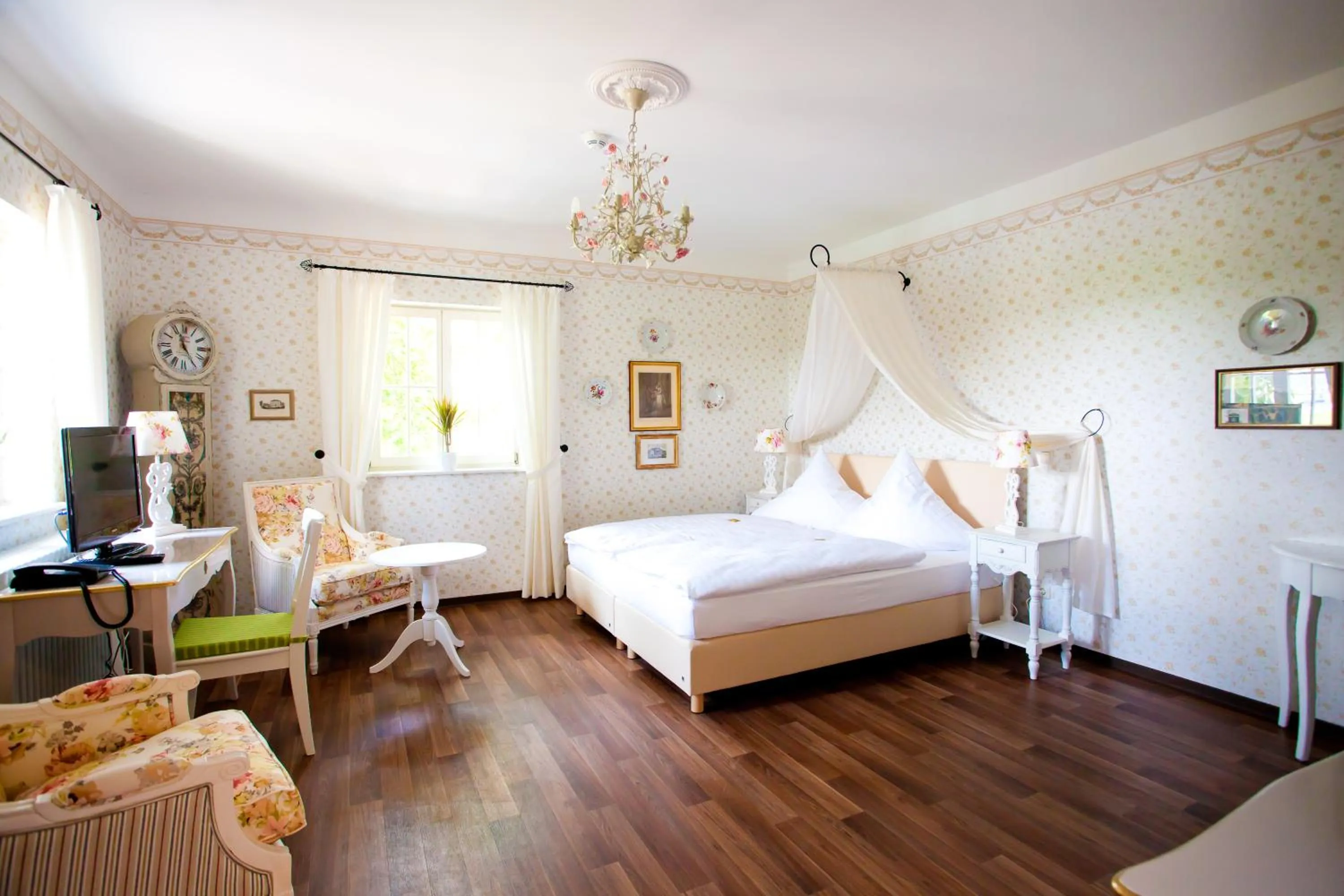 Photo of the whole room, Bed in Gastwirtschaft & Hotel Hallescher Anger