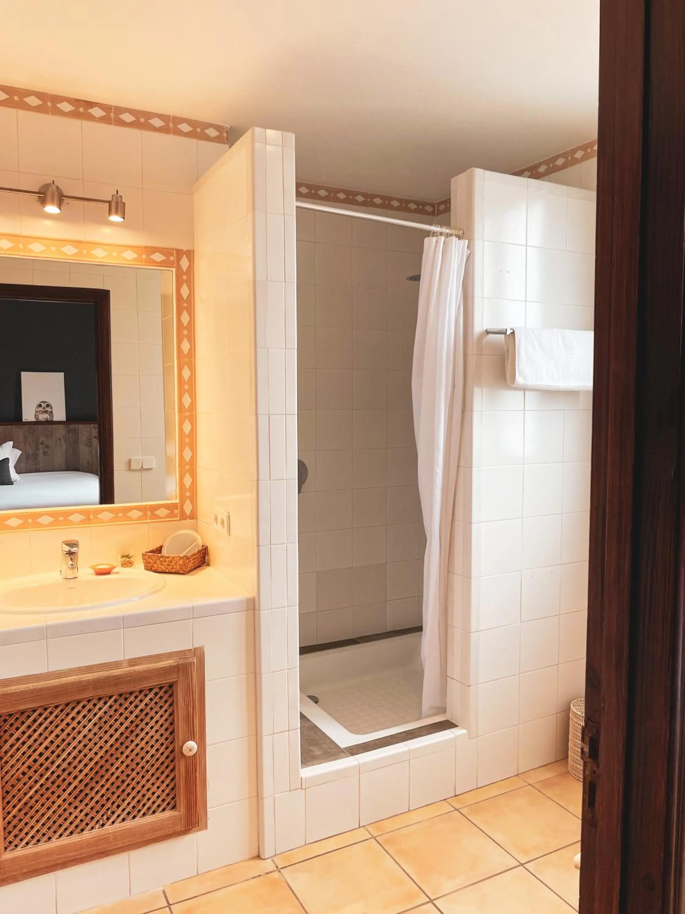 Shower in El Nido de Alaro - Turismo de Interior