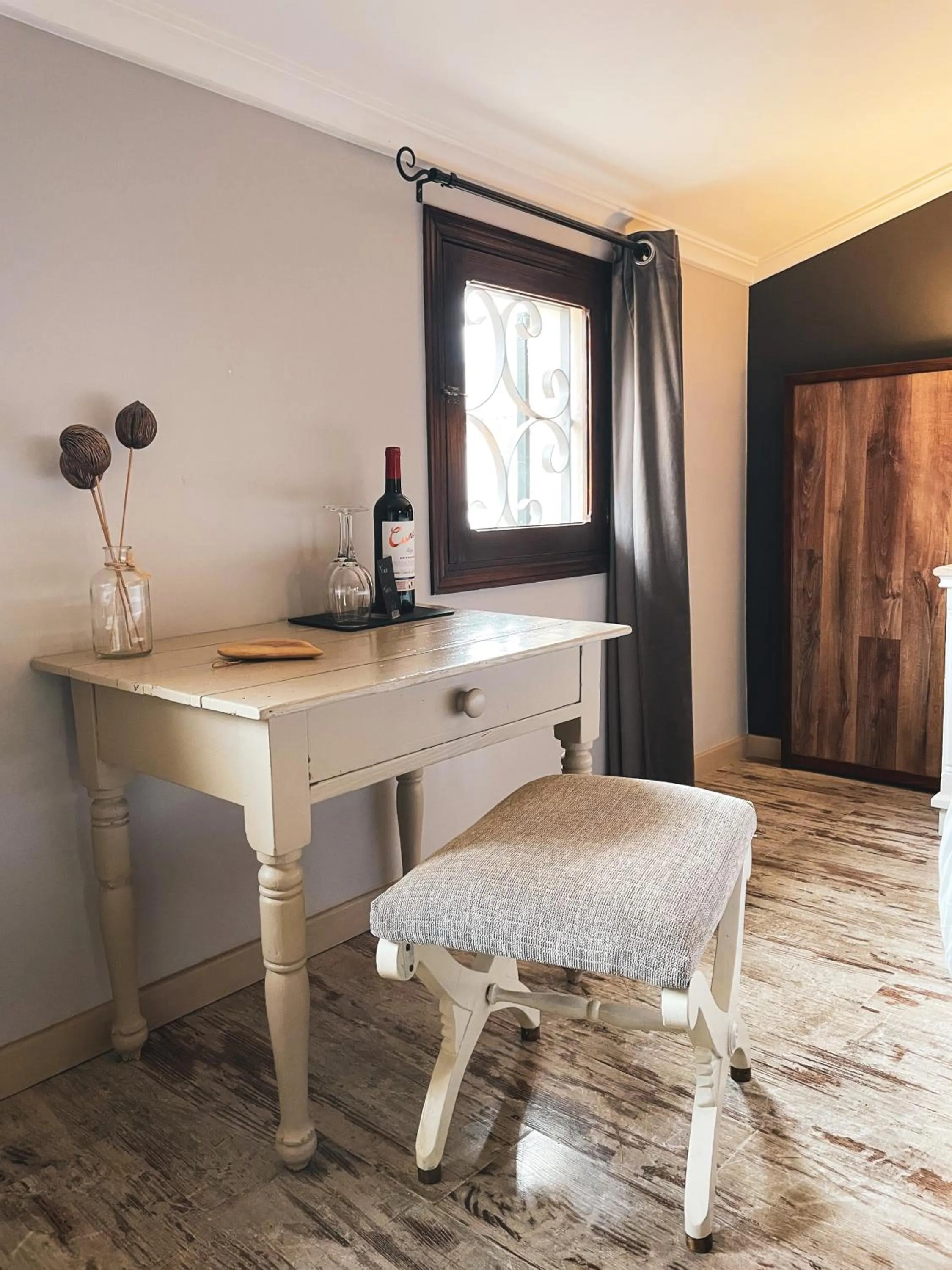 Seating area in El Nido de Alaro - Turismo de Interior