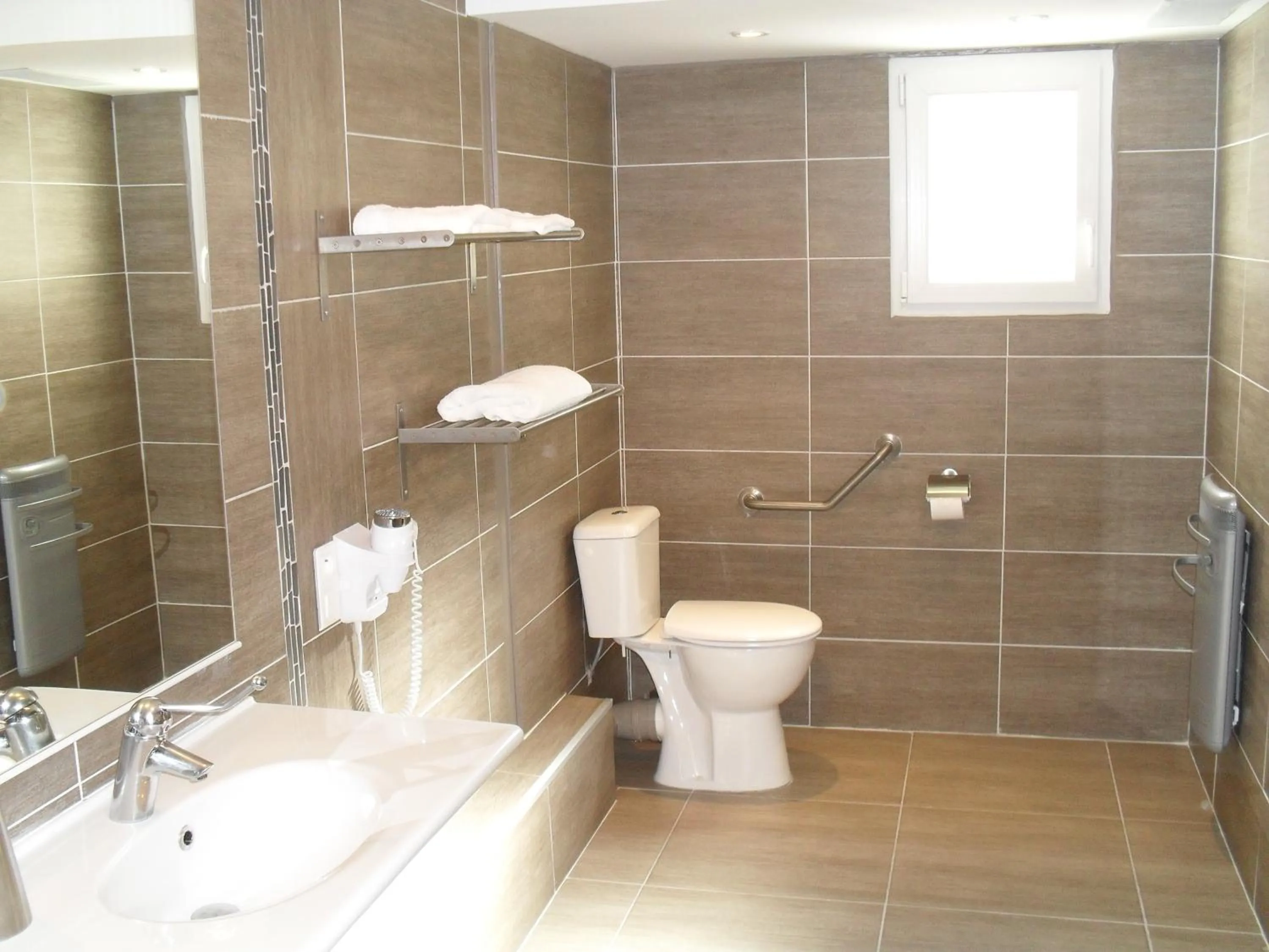 Toilet in Logis Hotel des Granges