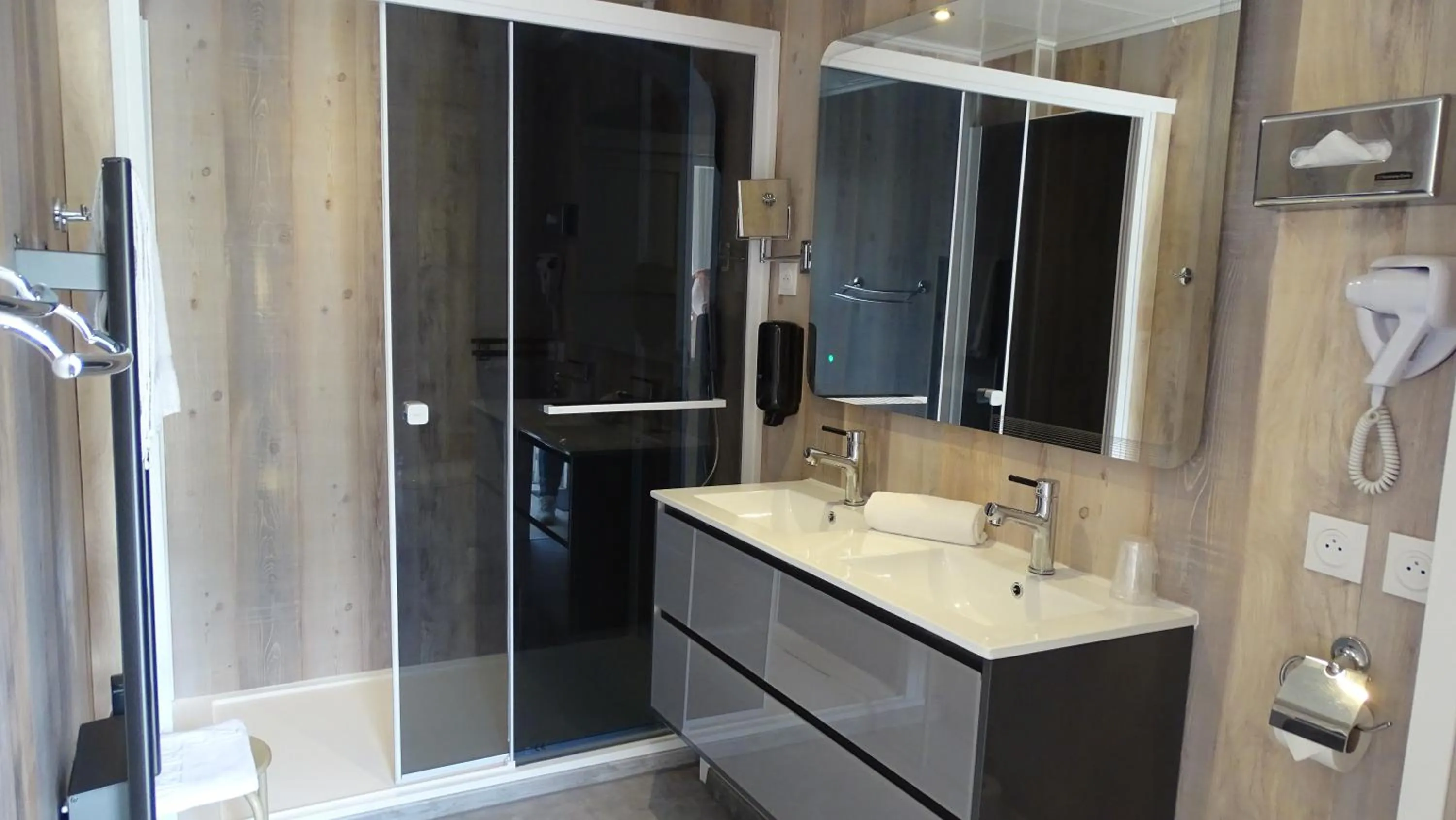 Shower in Logis Hotel des Granges