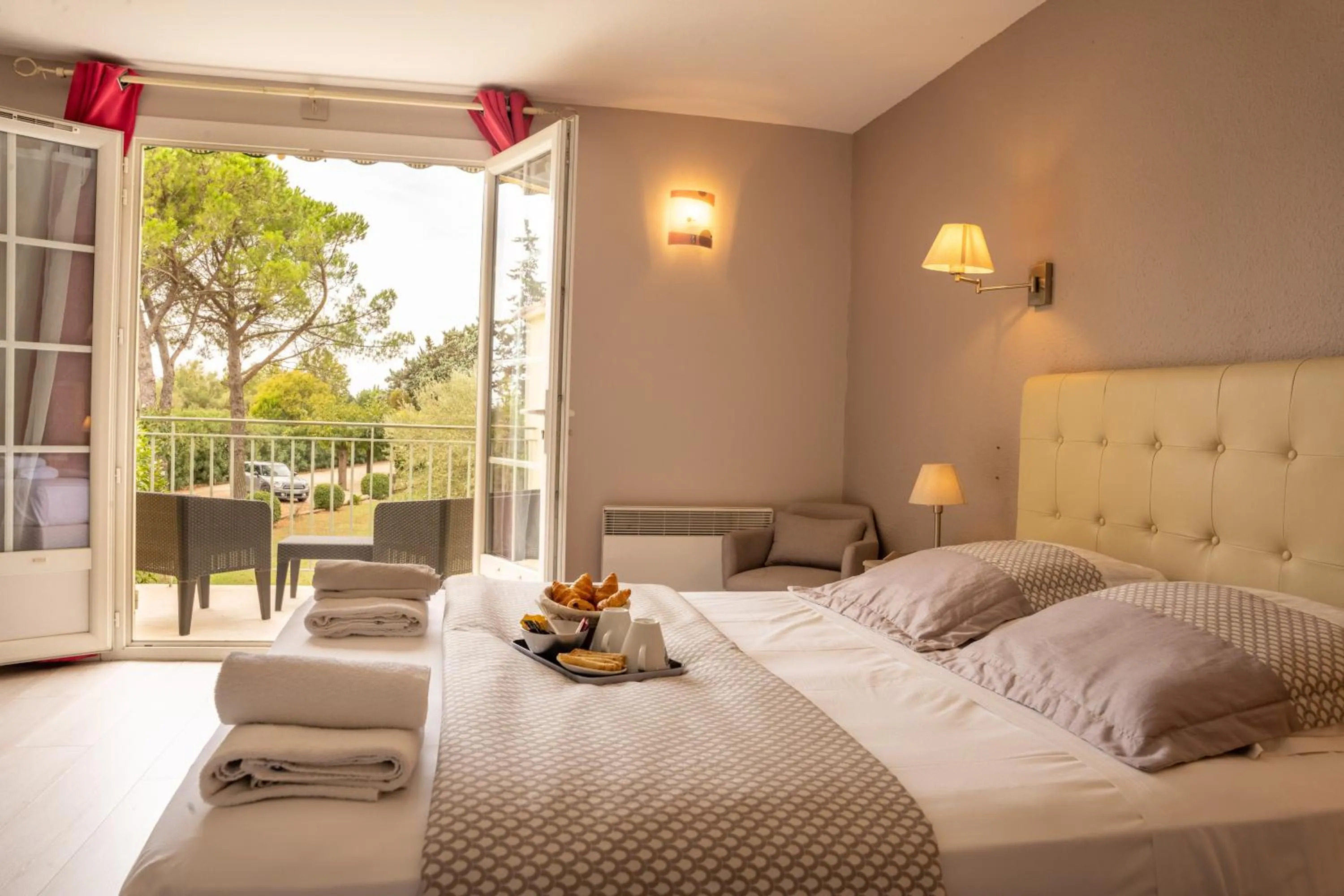 Property building, Bed in Logis Hotel des Granges