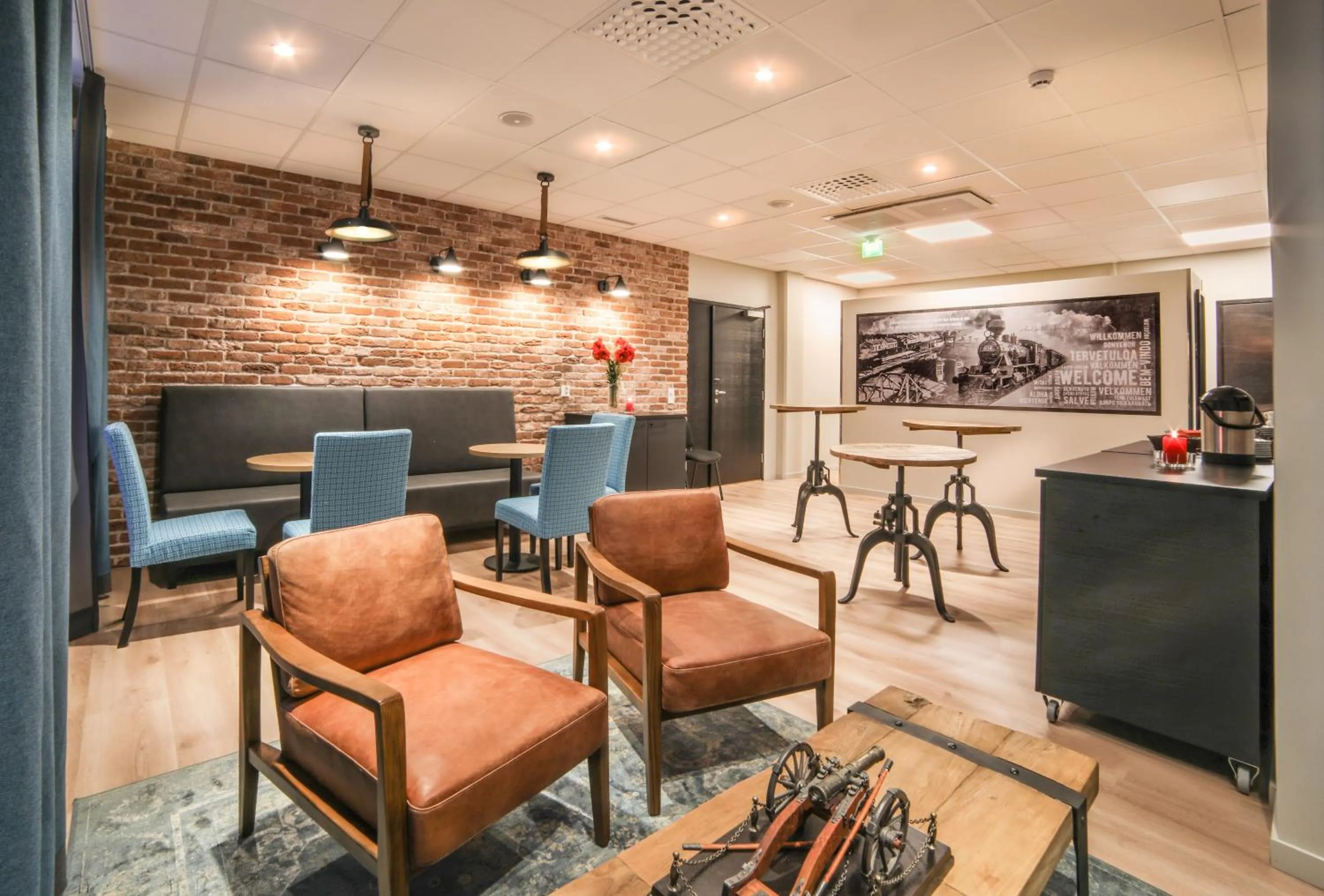 Communal lounge/ TV room in Hotelli-Ravintola Alma