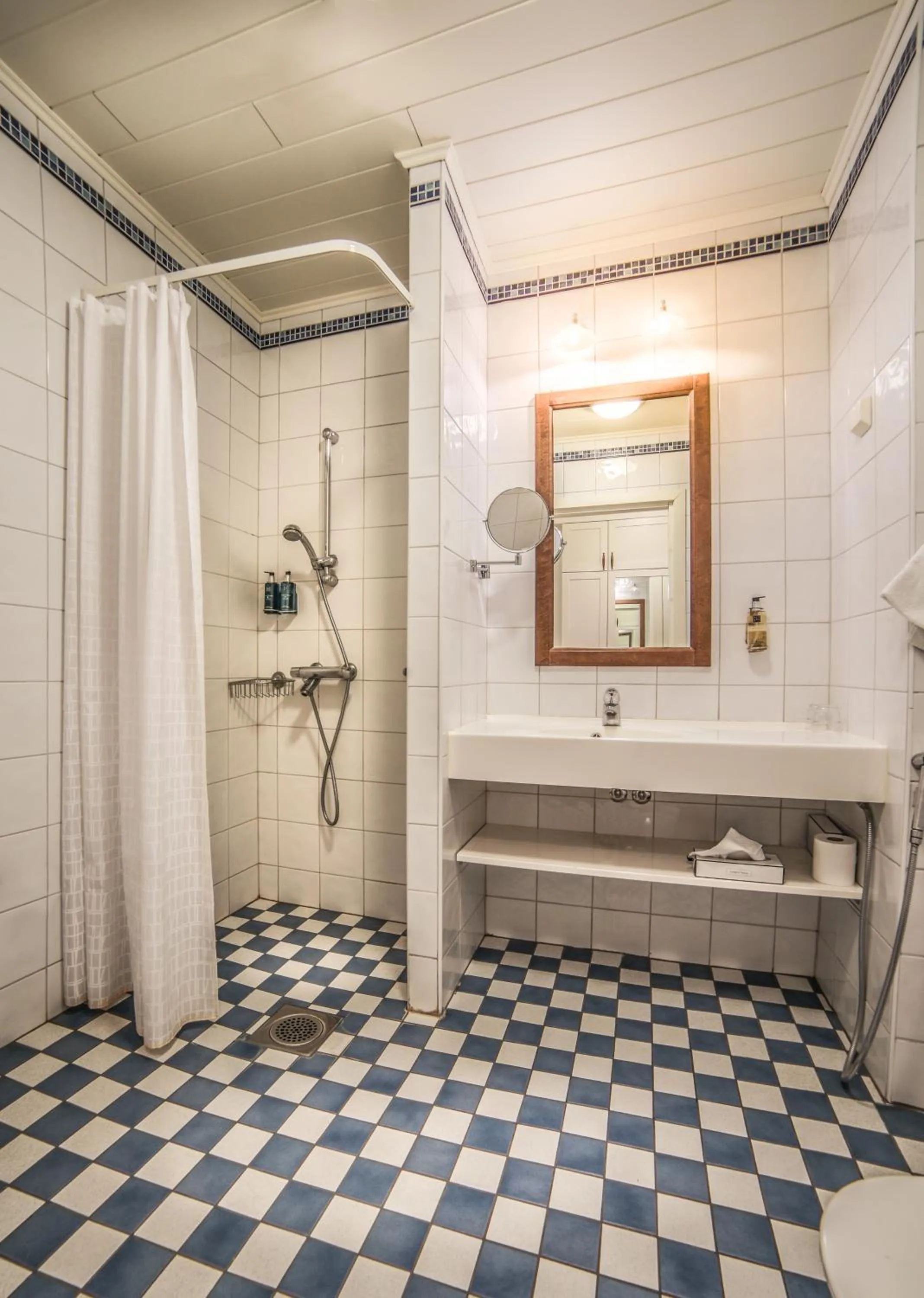 Shower in Hotelli-Ravintola Alma