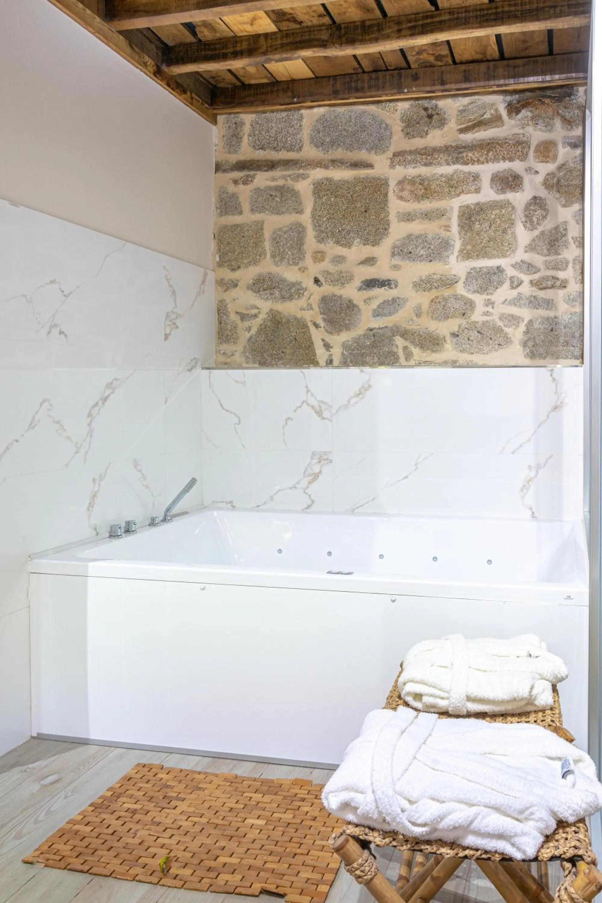 Hot Tub, Bed in Entre Os Ríos - Casa Rural y Enoturismo