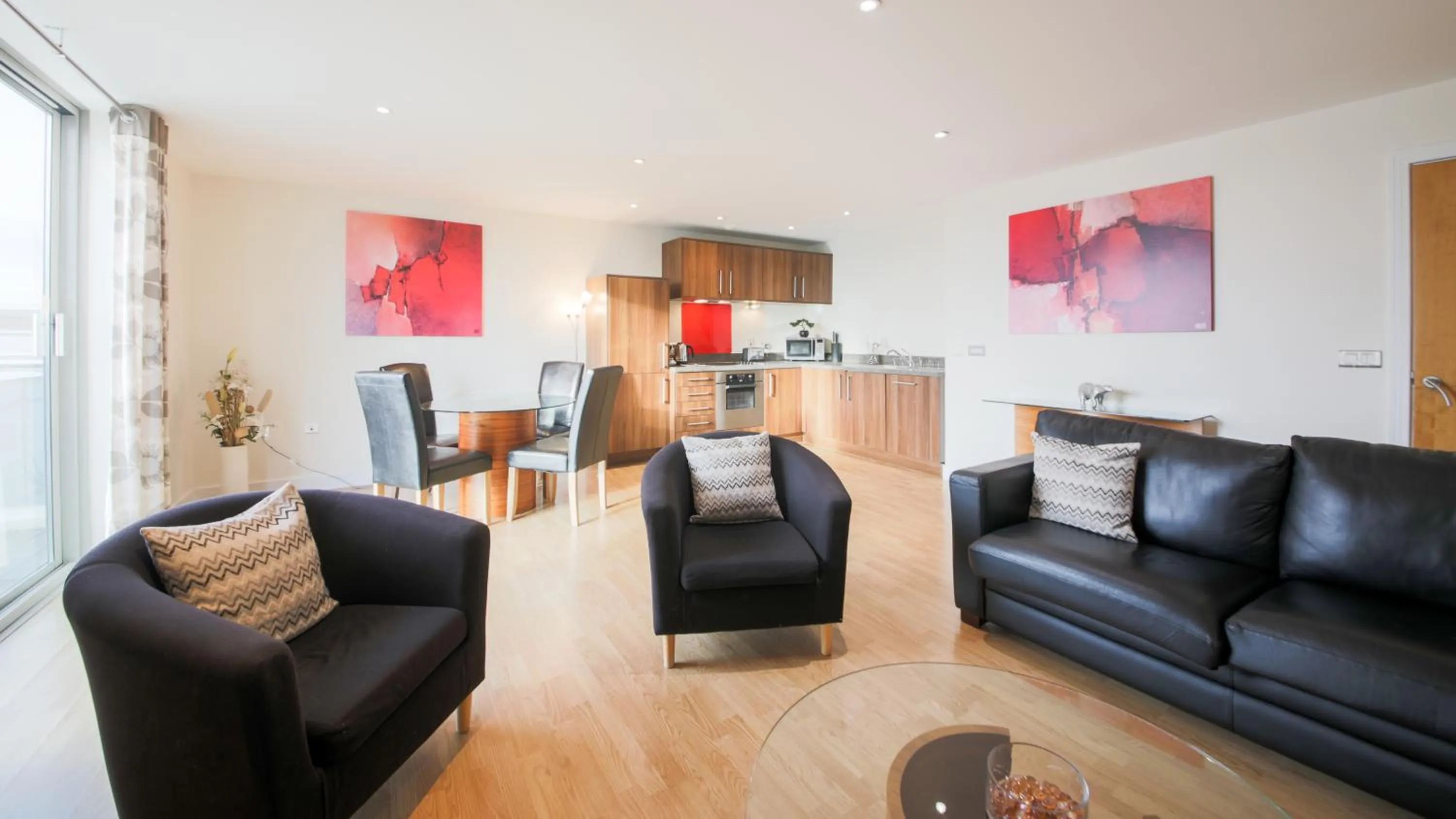 Kitchen or kitchenette in The Spires Serviced Apartments Birmingham