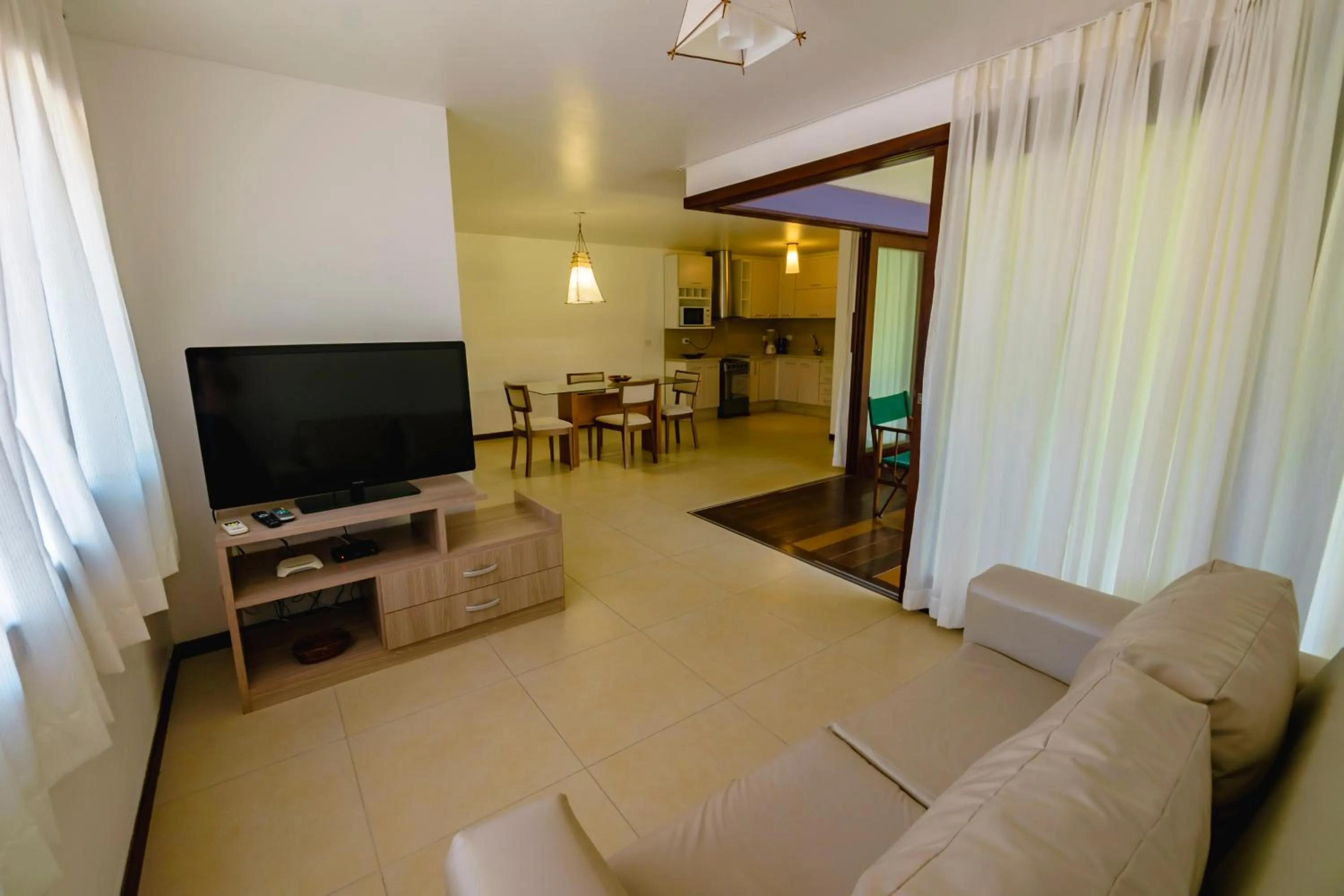 Communal lounge/ TV room in Toko Village Casa de Férias