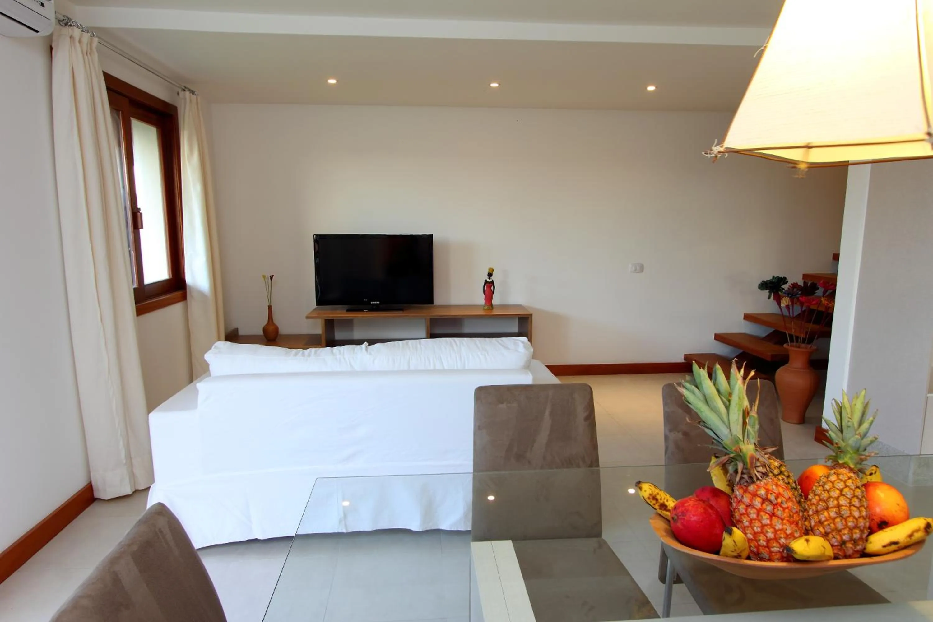 Communal lounge/ TV room in Toko Village Casa de Férias