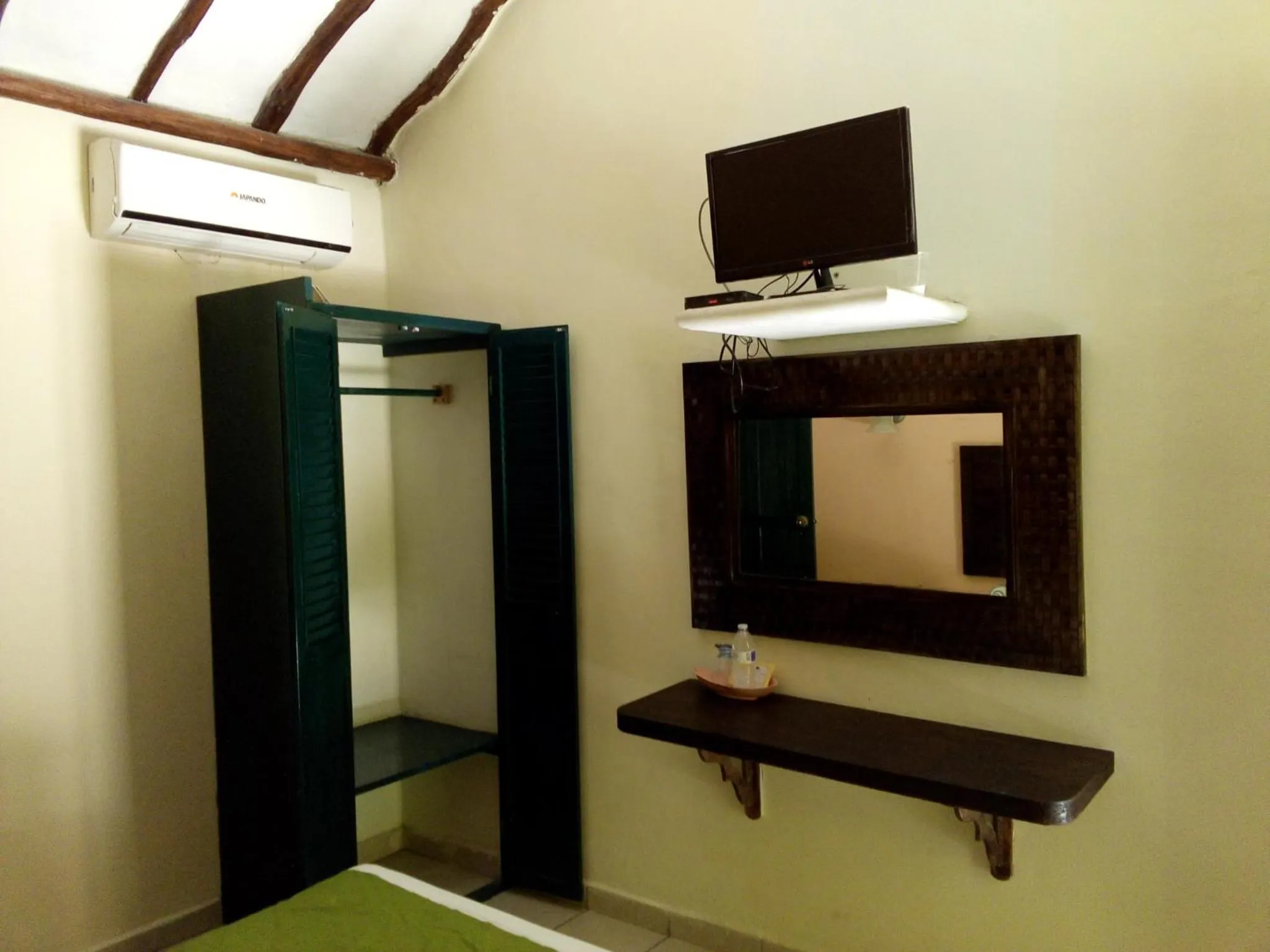 Bed, TV/Entertainment Center in Costa del Mar