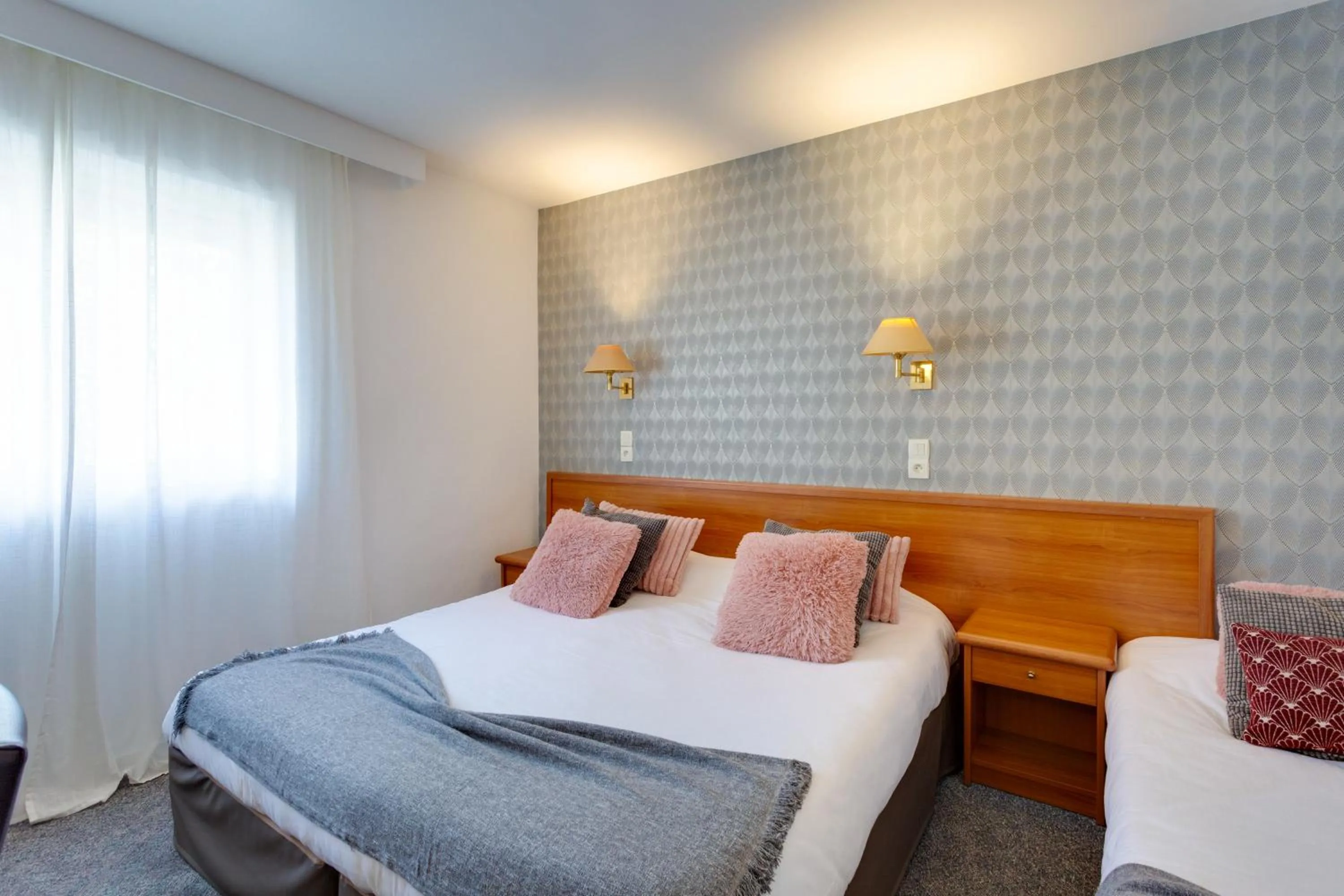 Photo of the whole room, Bed in Brit Hotel le Cygne