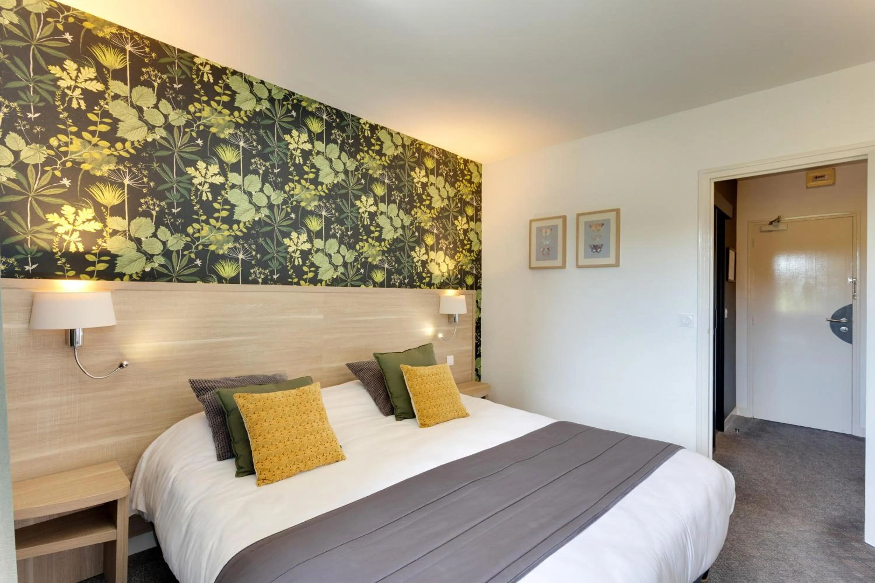 Photo of the whole room, Bed in Brit Hotel le Cygne