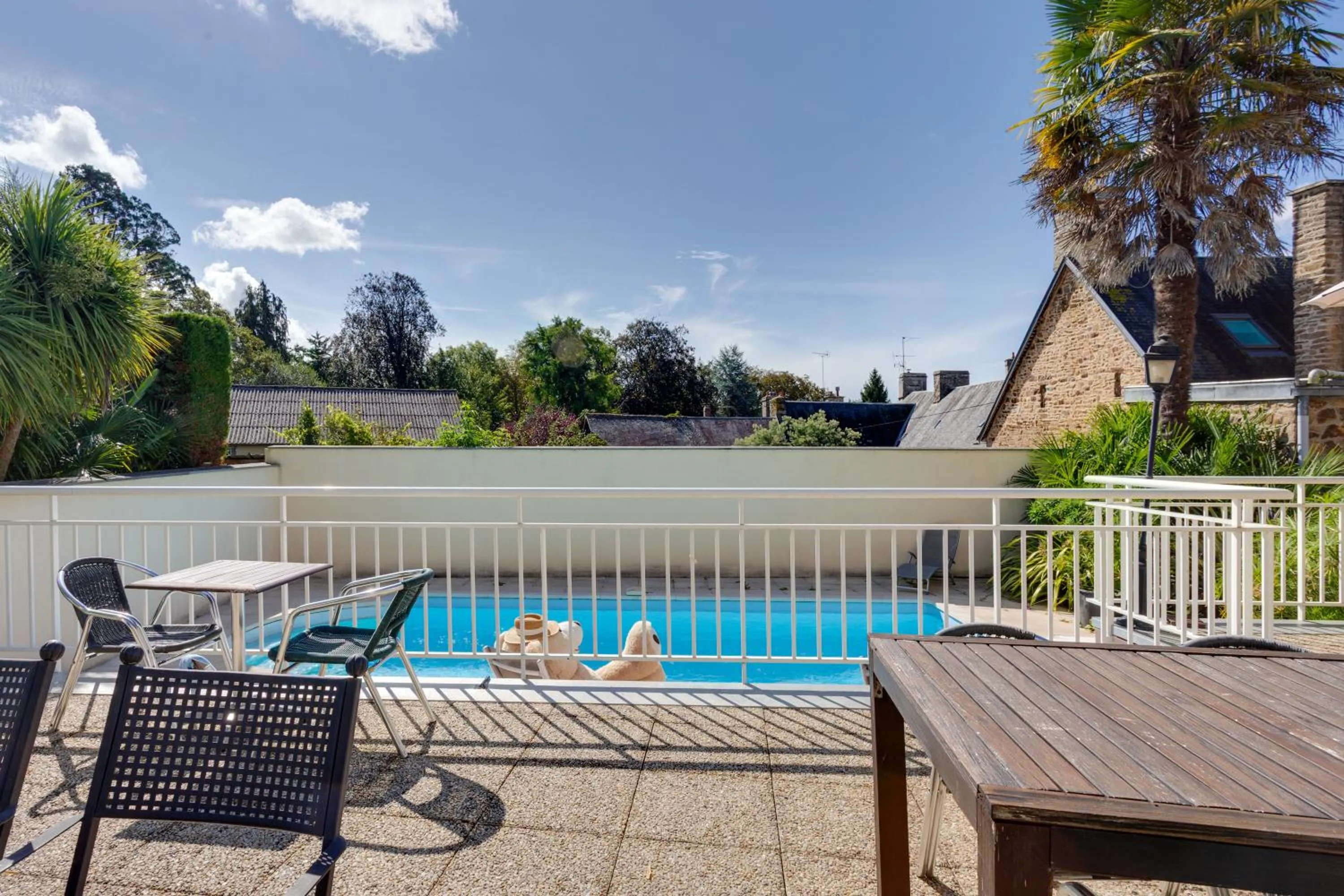 Swimming pool in Brit Hotel le Cygne