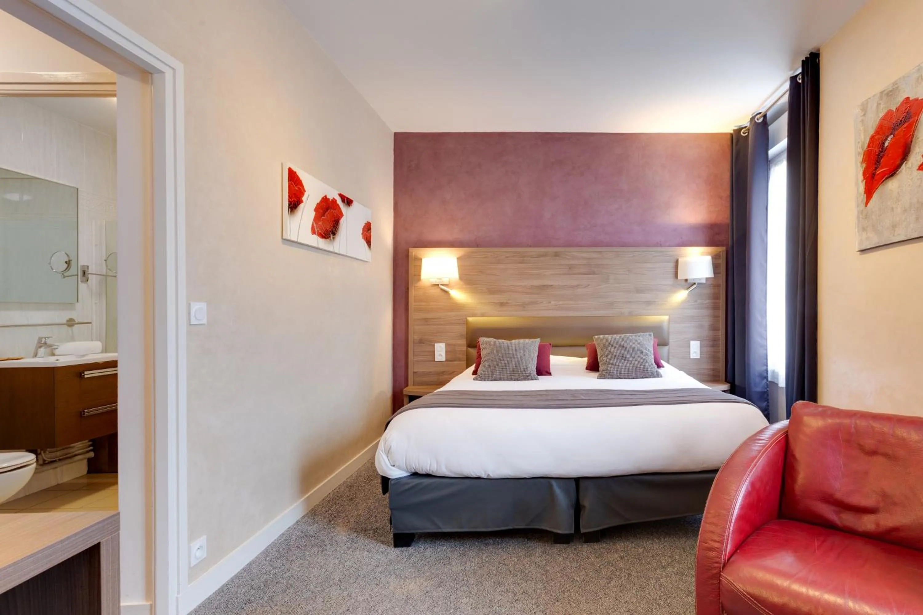 Photo of the whole room, Bed in Brit Hotel le Cygne