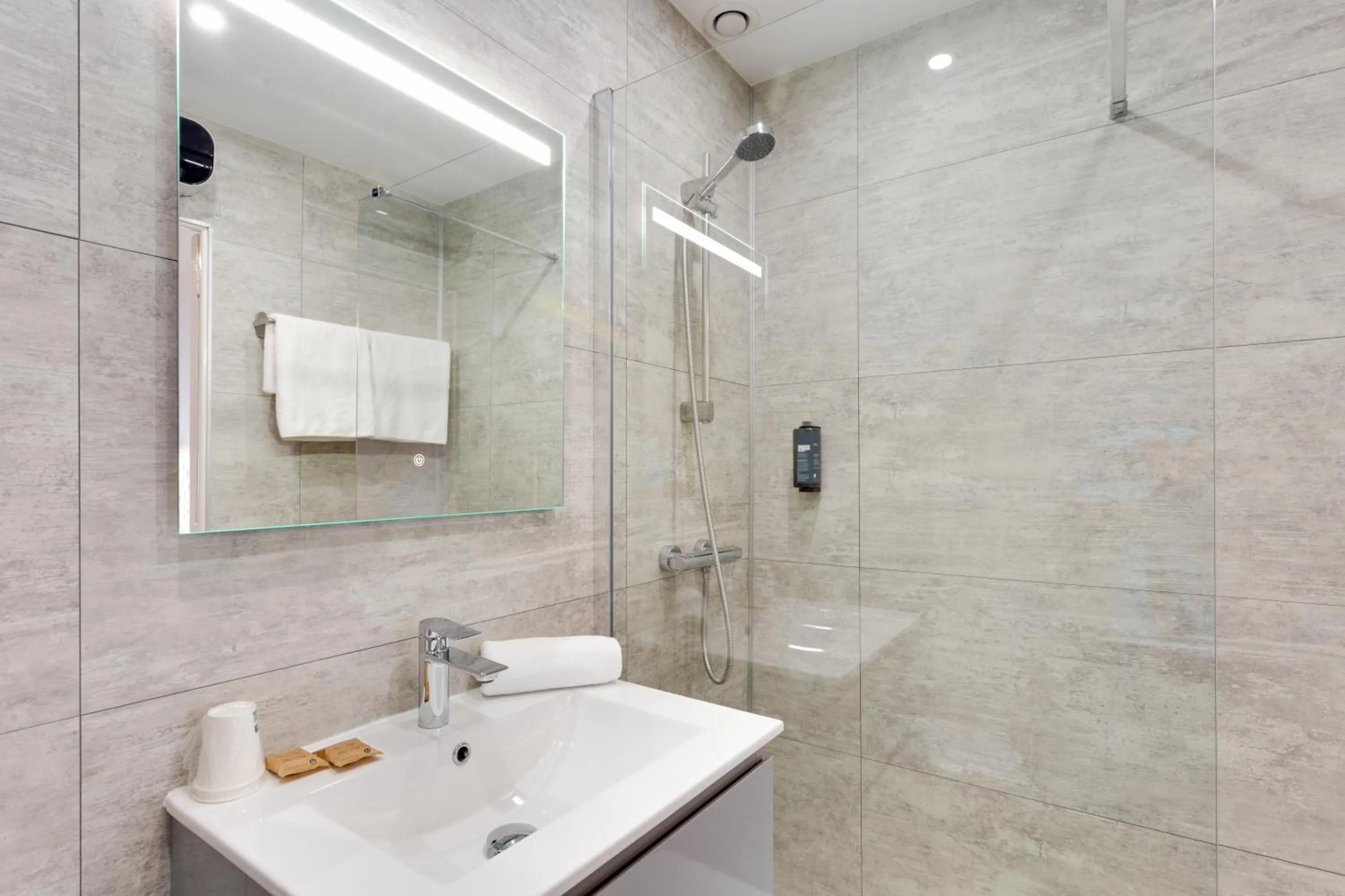 Bathroom in Brit Hotel le Cygne