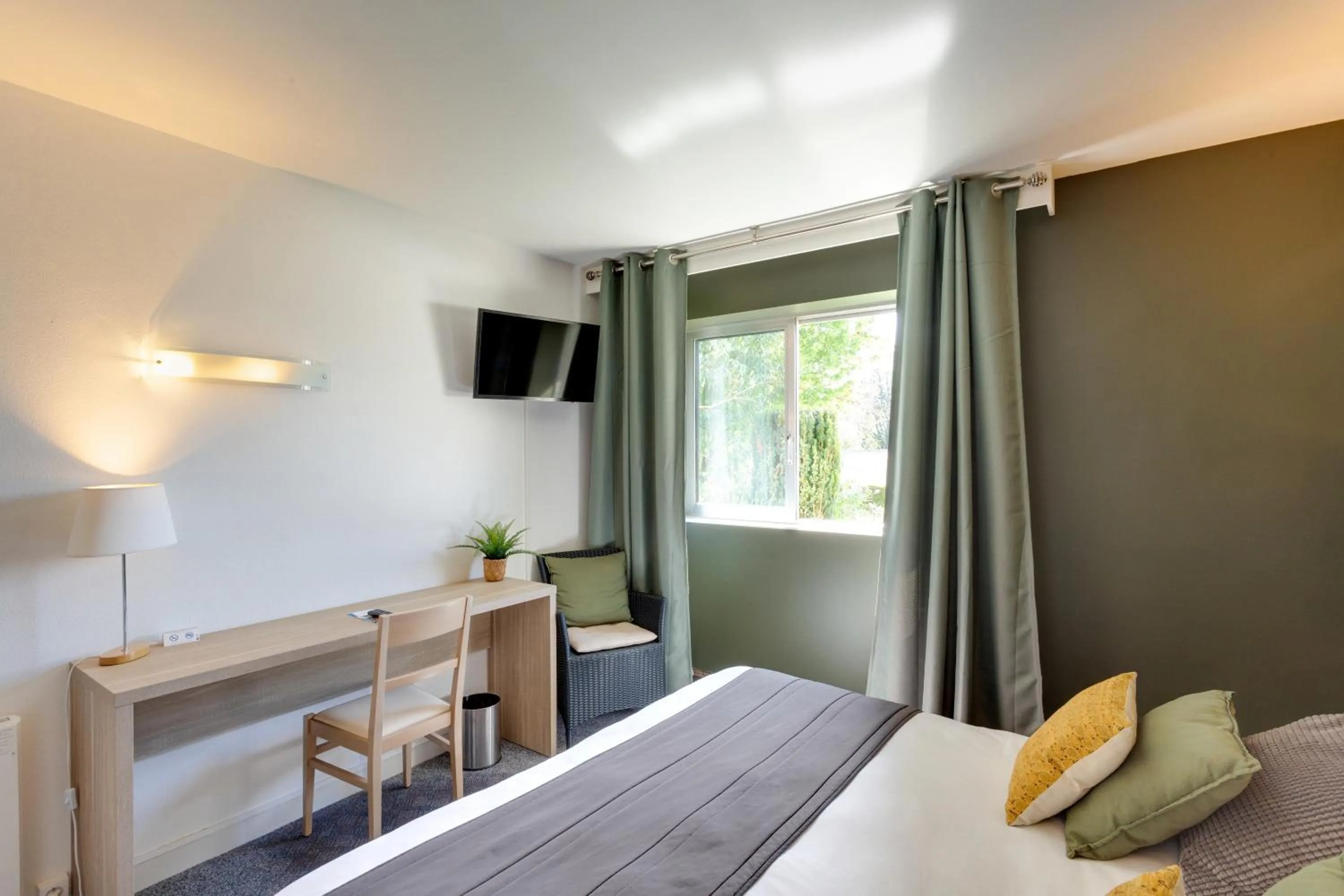 Photo of the whole room, Bed in Brit Hotel le Cygne