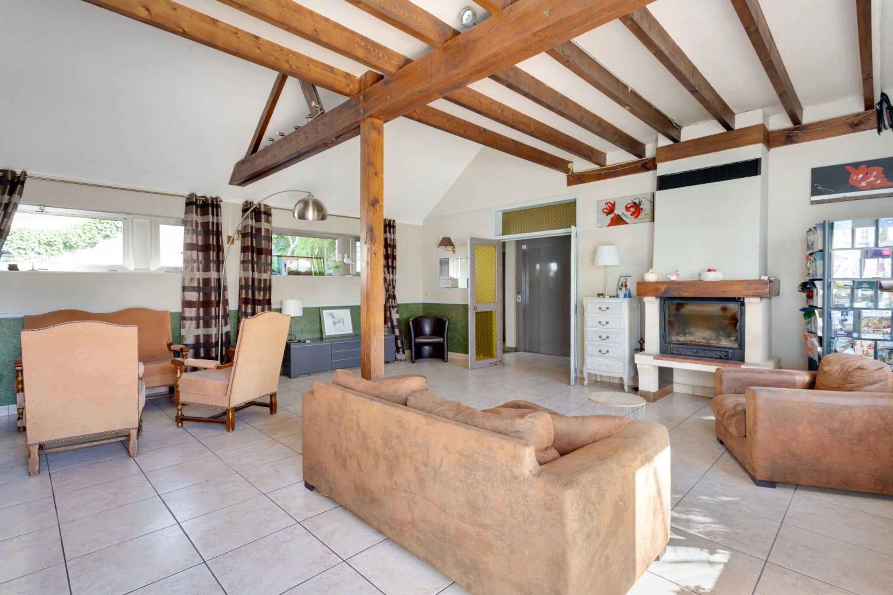 Living room in Brit Hotel le Cygne