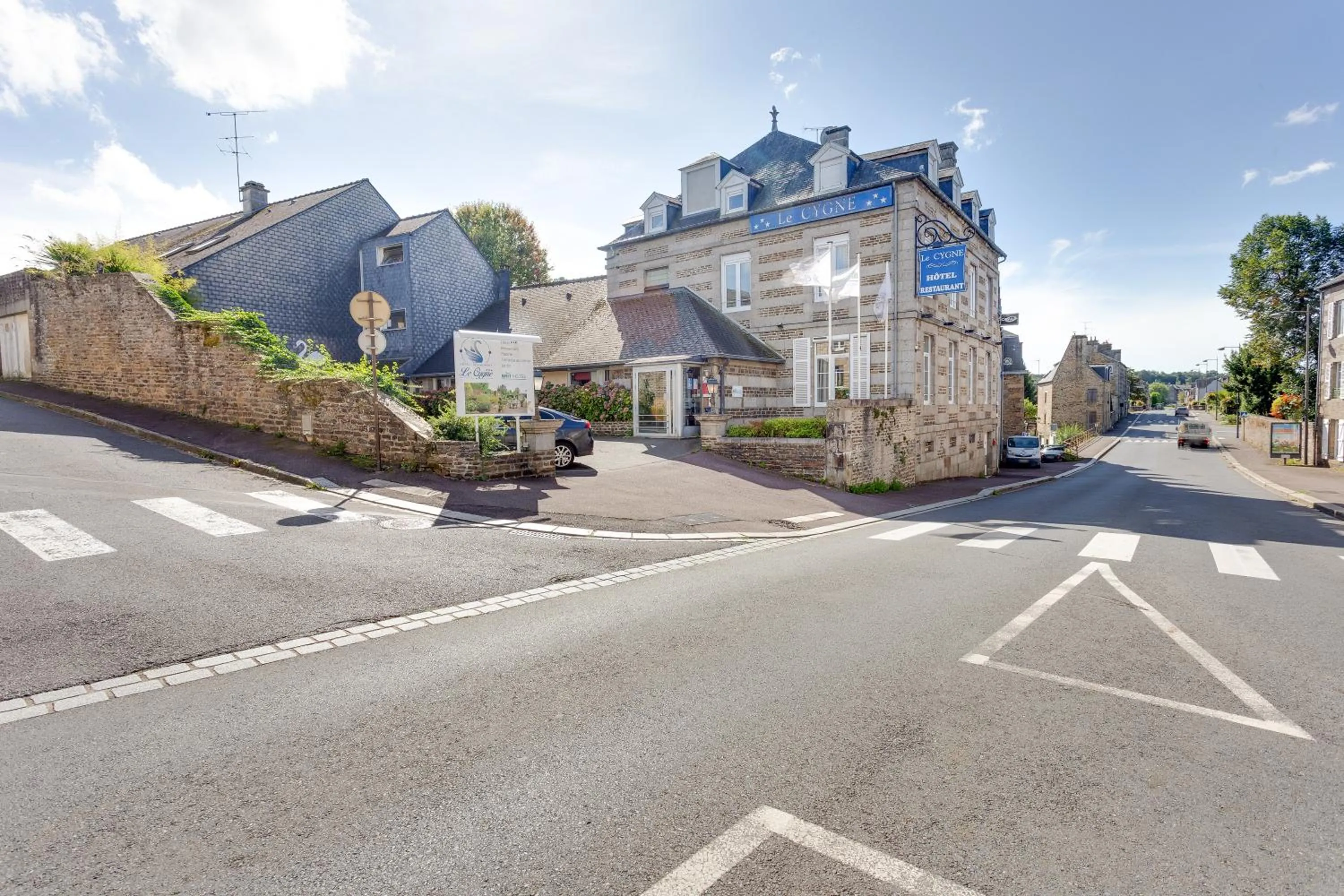 Facade/entrance in Brit Hotel le Cygne