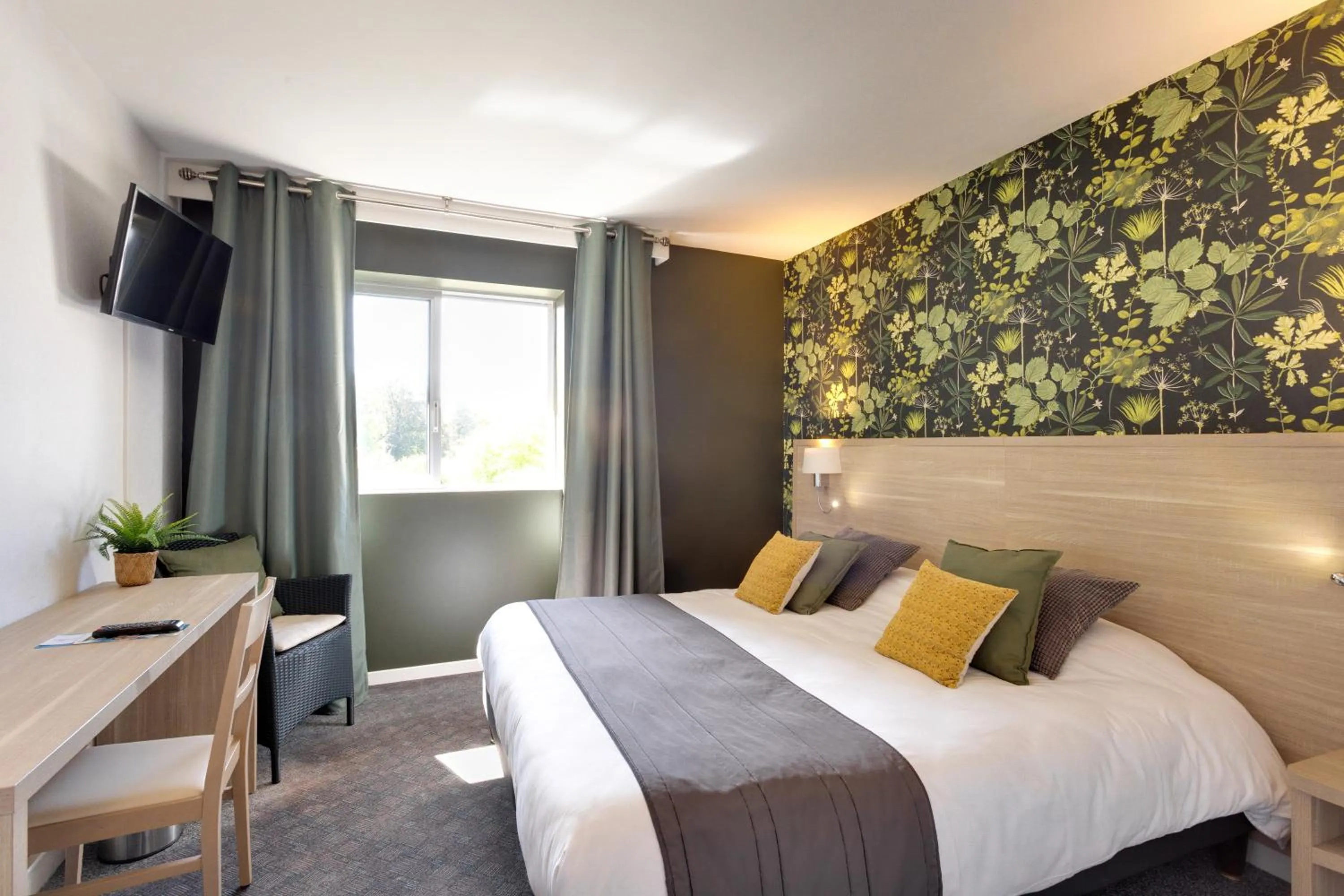 Photo of the whole room, Bed in Brit Hotel le Cygne