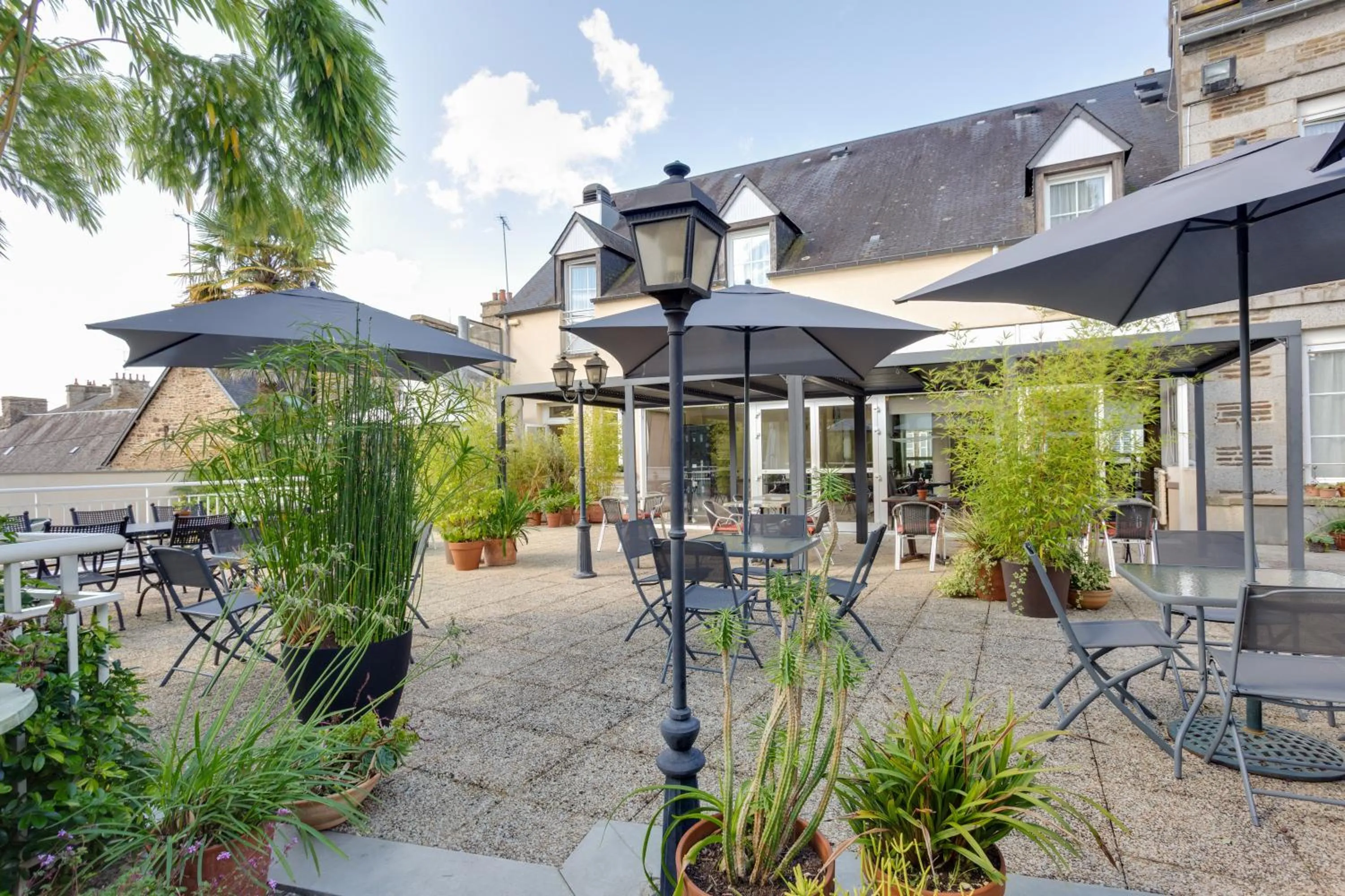 Patio in Brit Hotel le Cygne