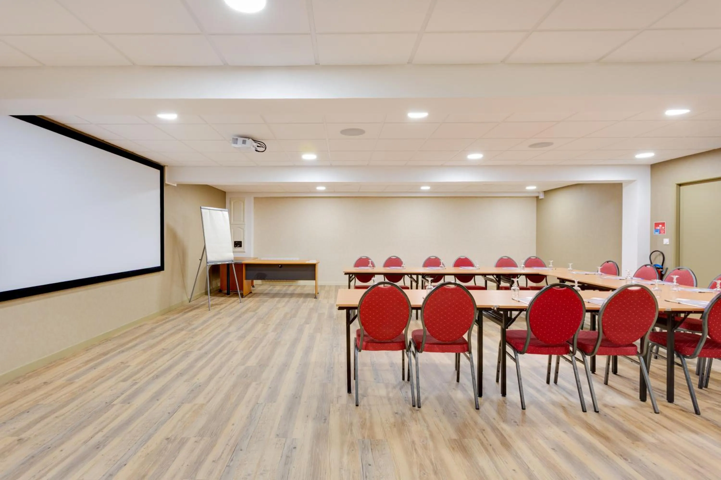 Meeting/conference room in Brit Hotel le Cygne