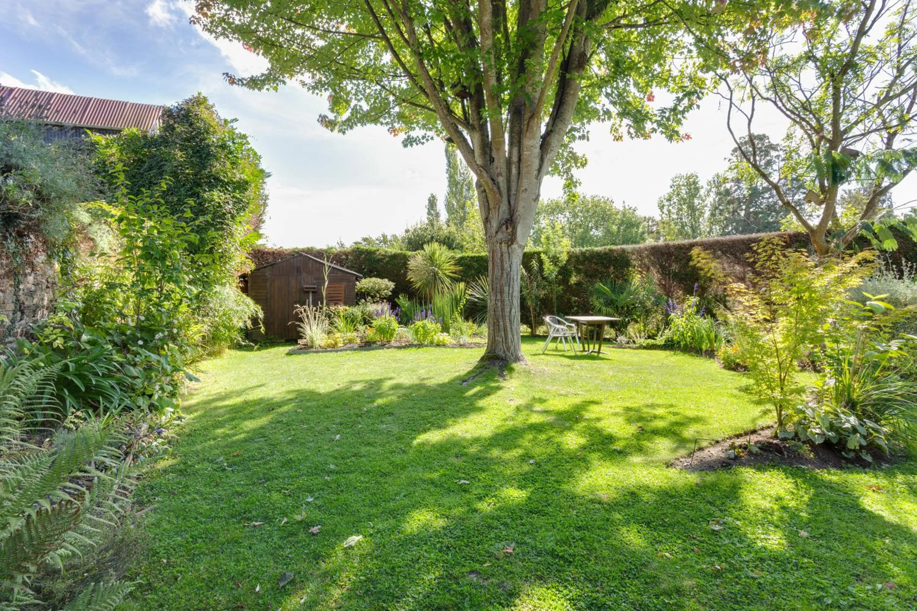 Garden in Brit Hotel le Cygne