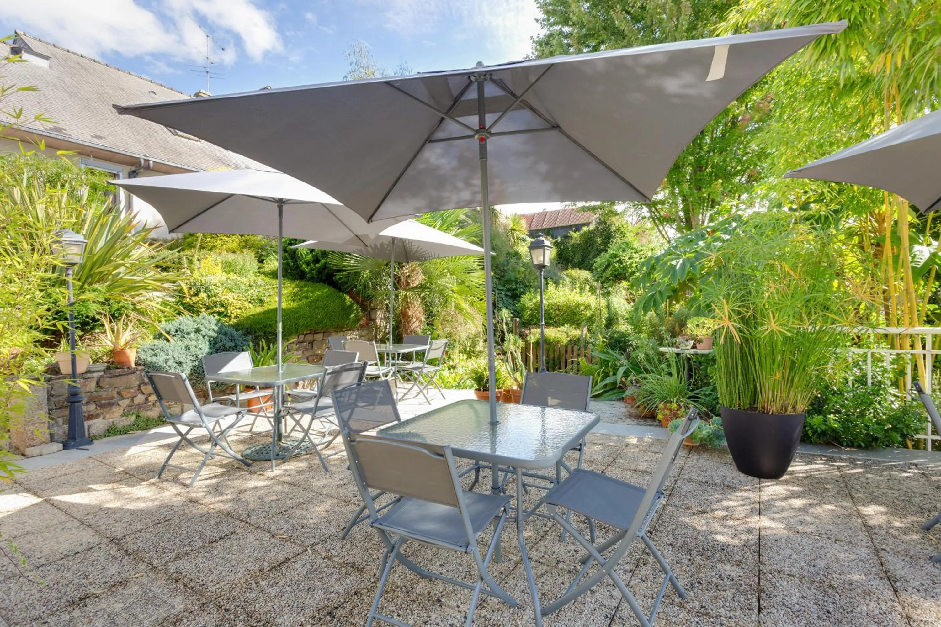 Patio in Brit Hotel le Cygne