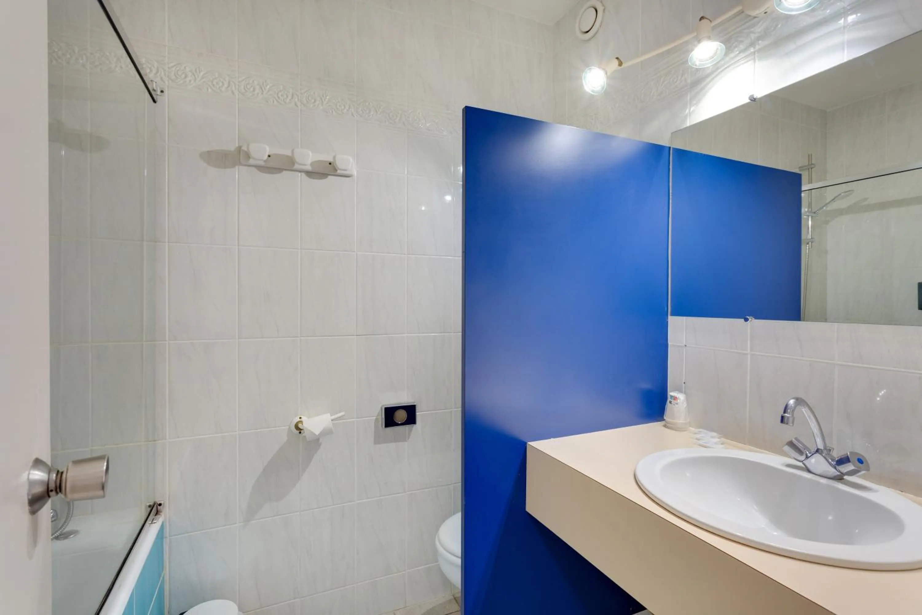 Bathroom in Brit Hotel le Cygne