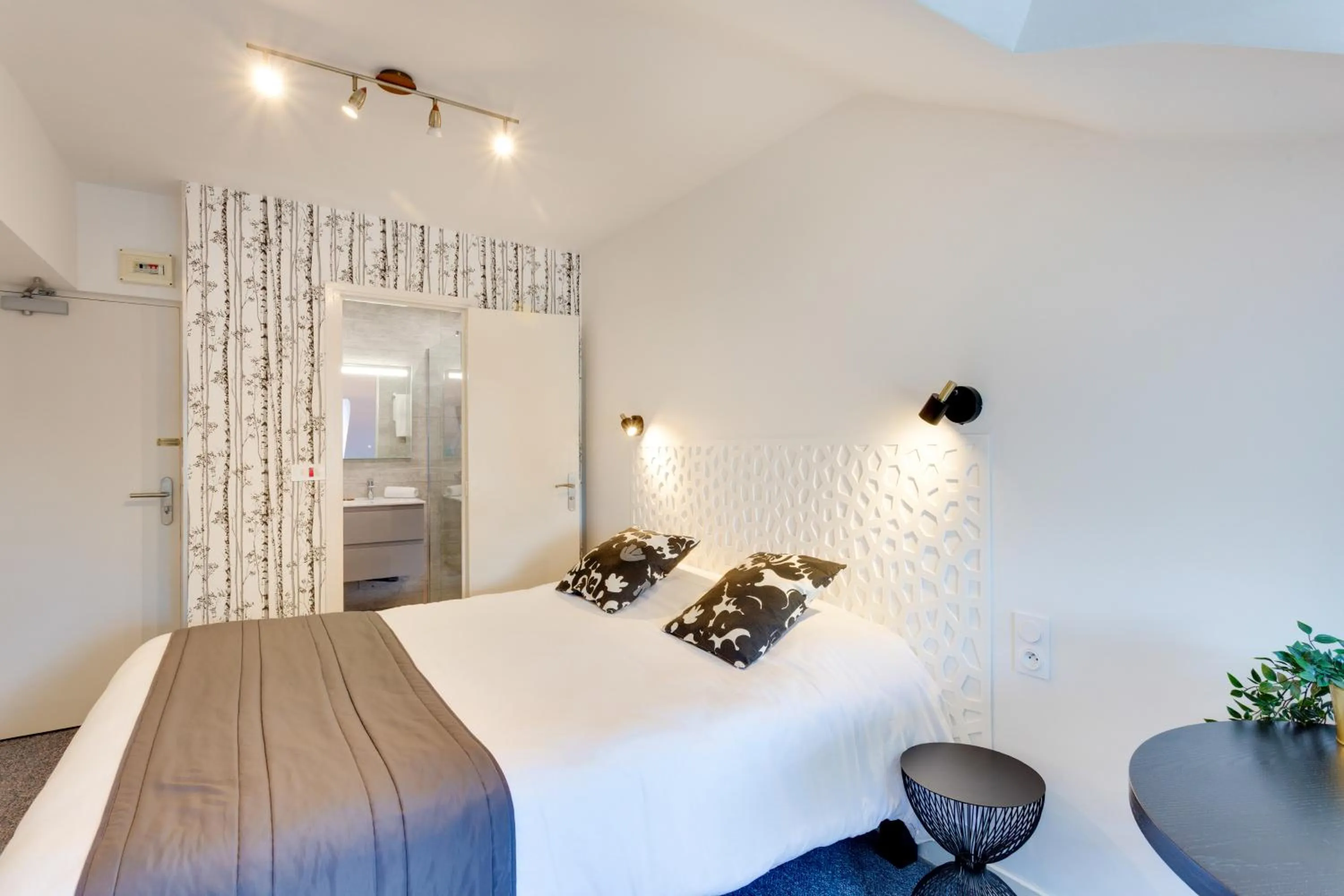 Photo of the whole room, Bed in Brit Hotel le Cygne