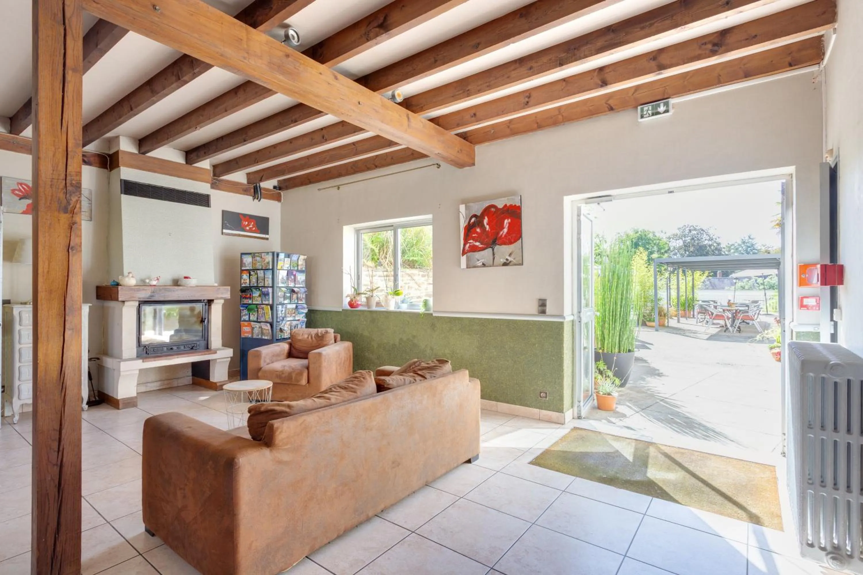 Living room in Brit Hotel le Cygne