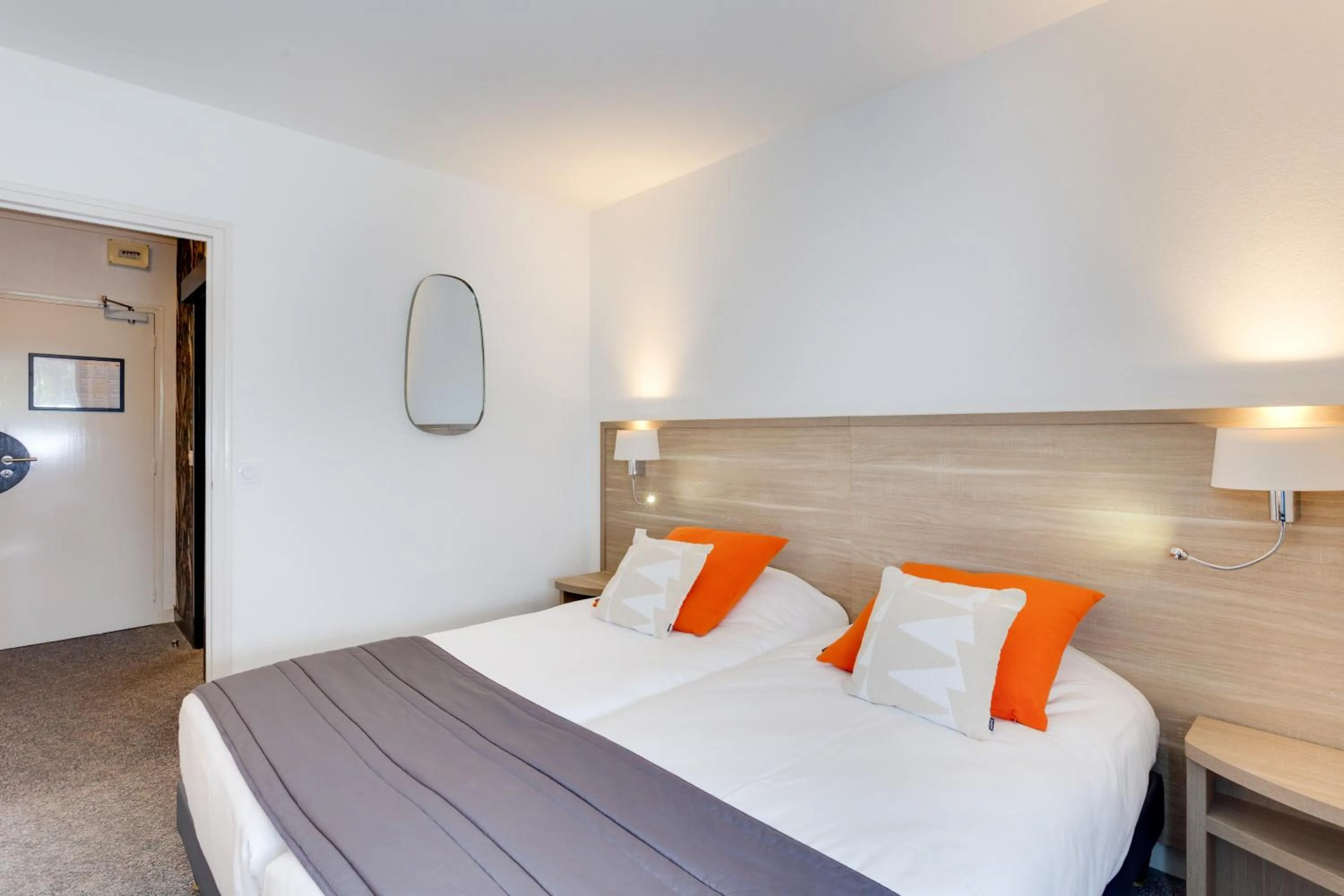 Photo of the whole room, Bed in Brit Hotel le Cygne