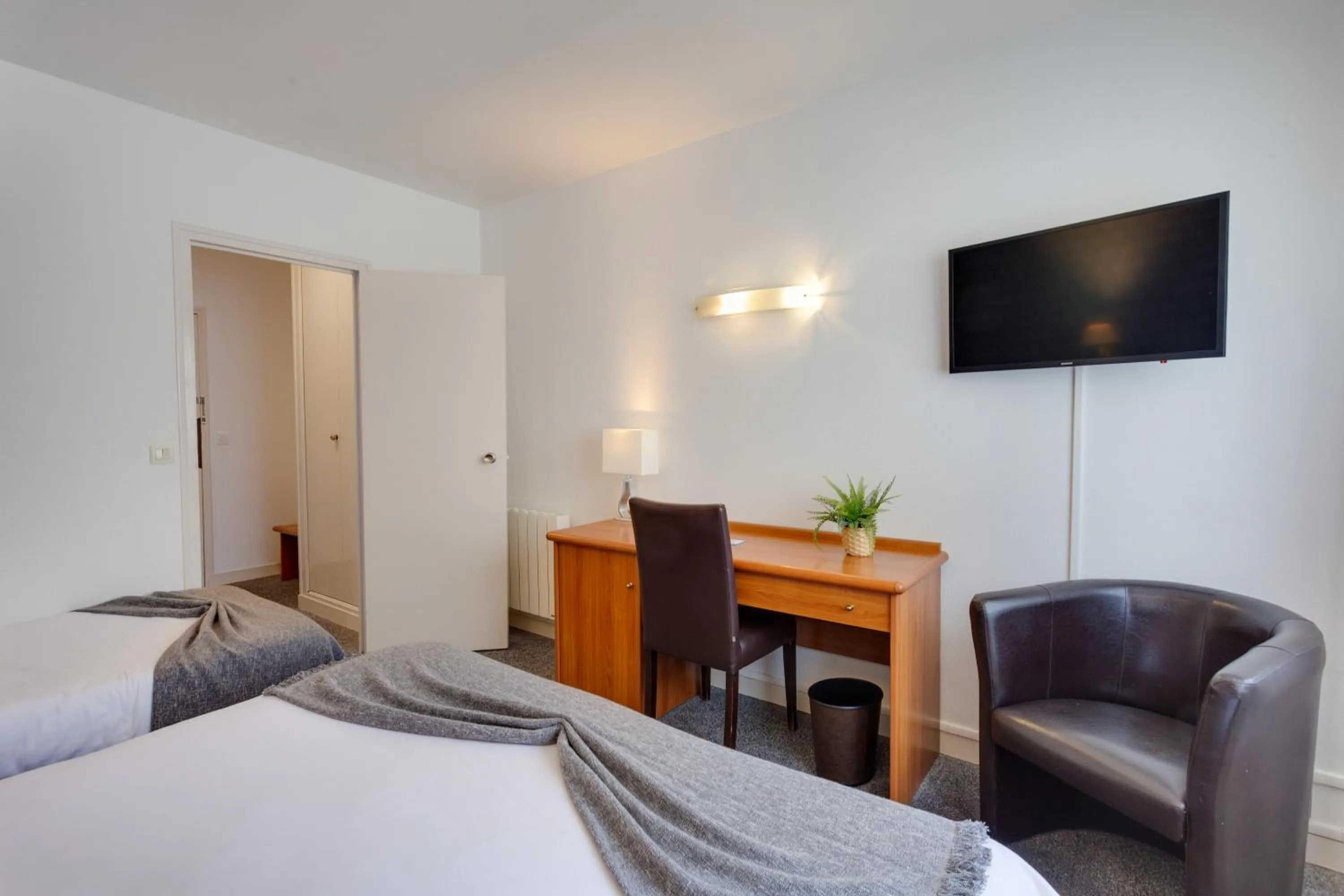 Photo of the whole room, Bed in Brit Hotel le Cygne