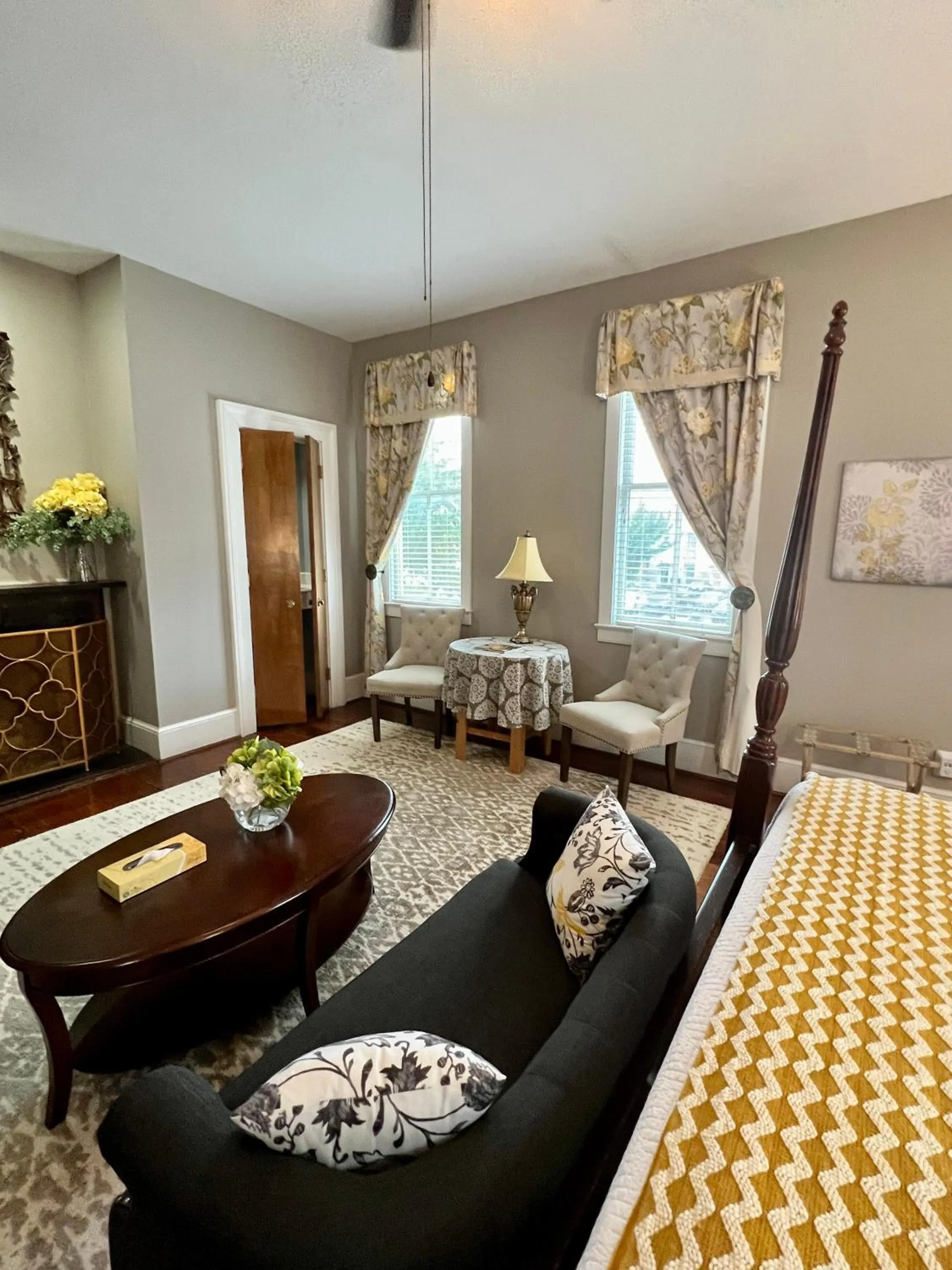 Bed in Barksdale House Inn