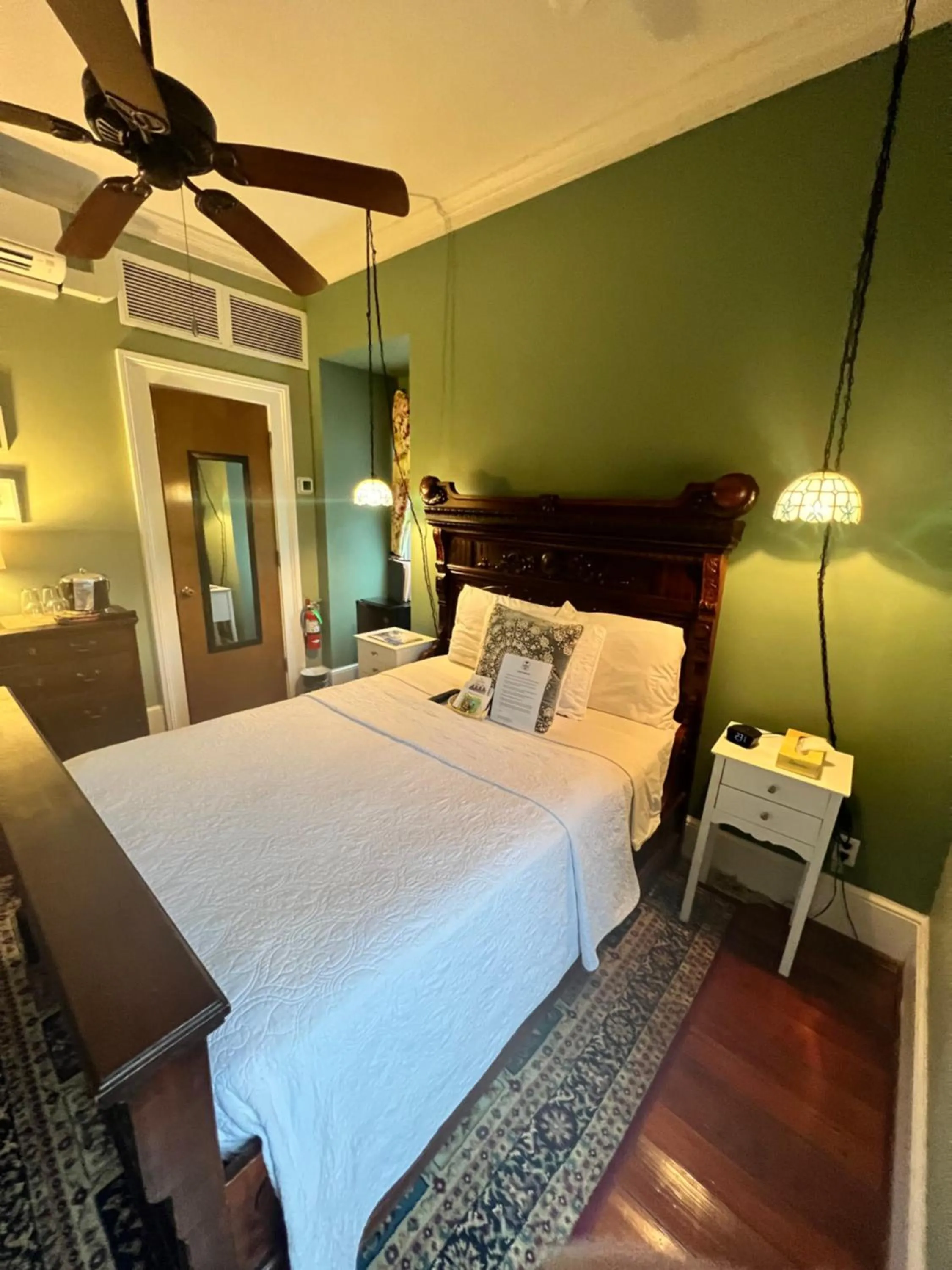 Bed in Barksdale House Inn