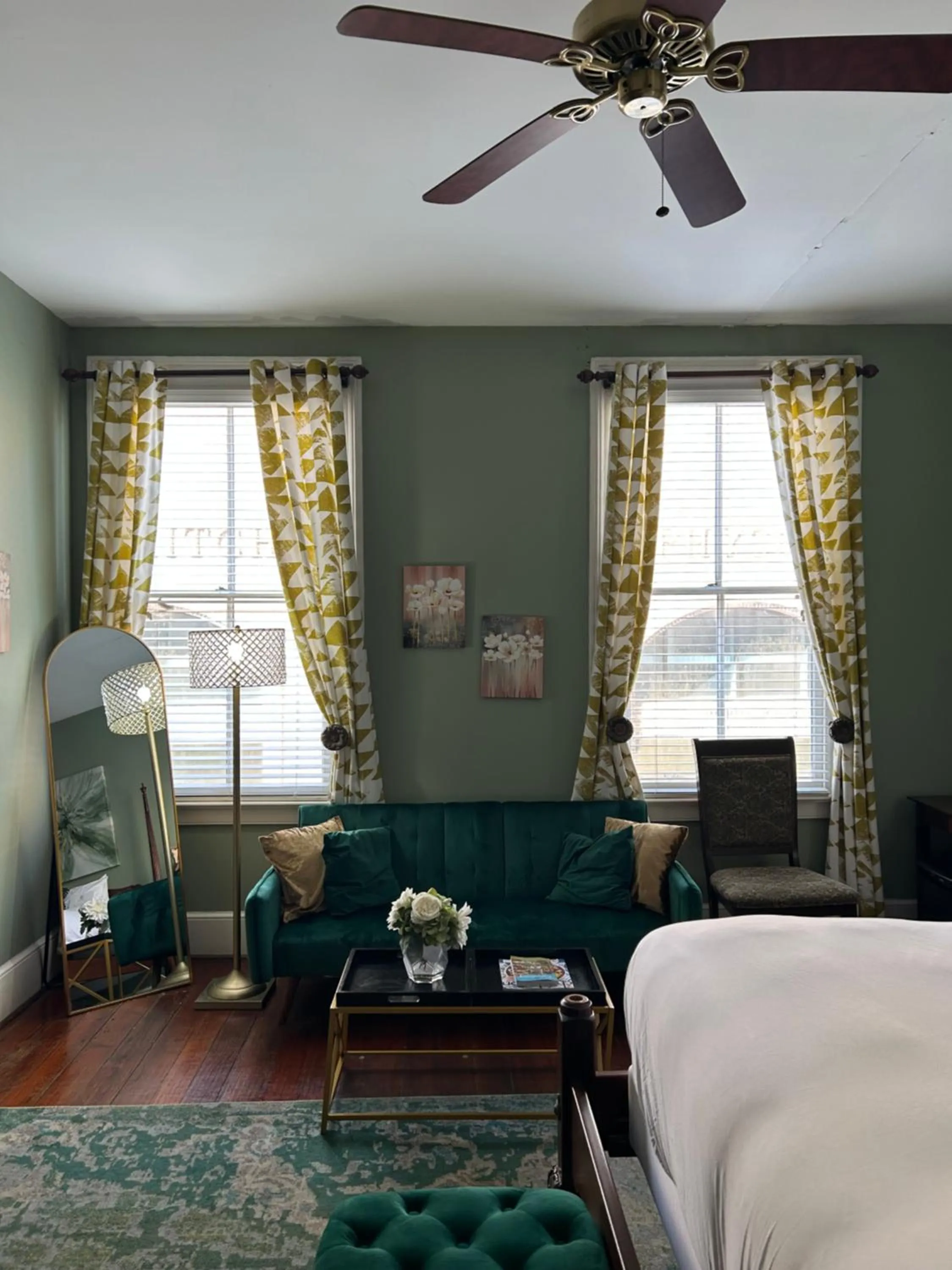 Bed in Barksdale House Inn