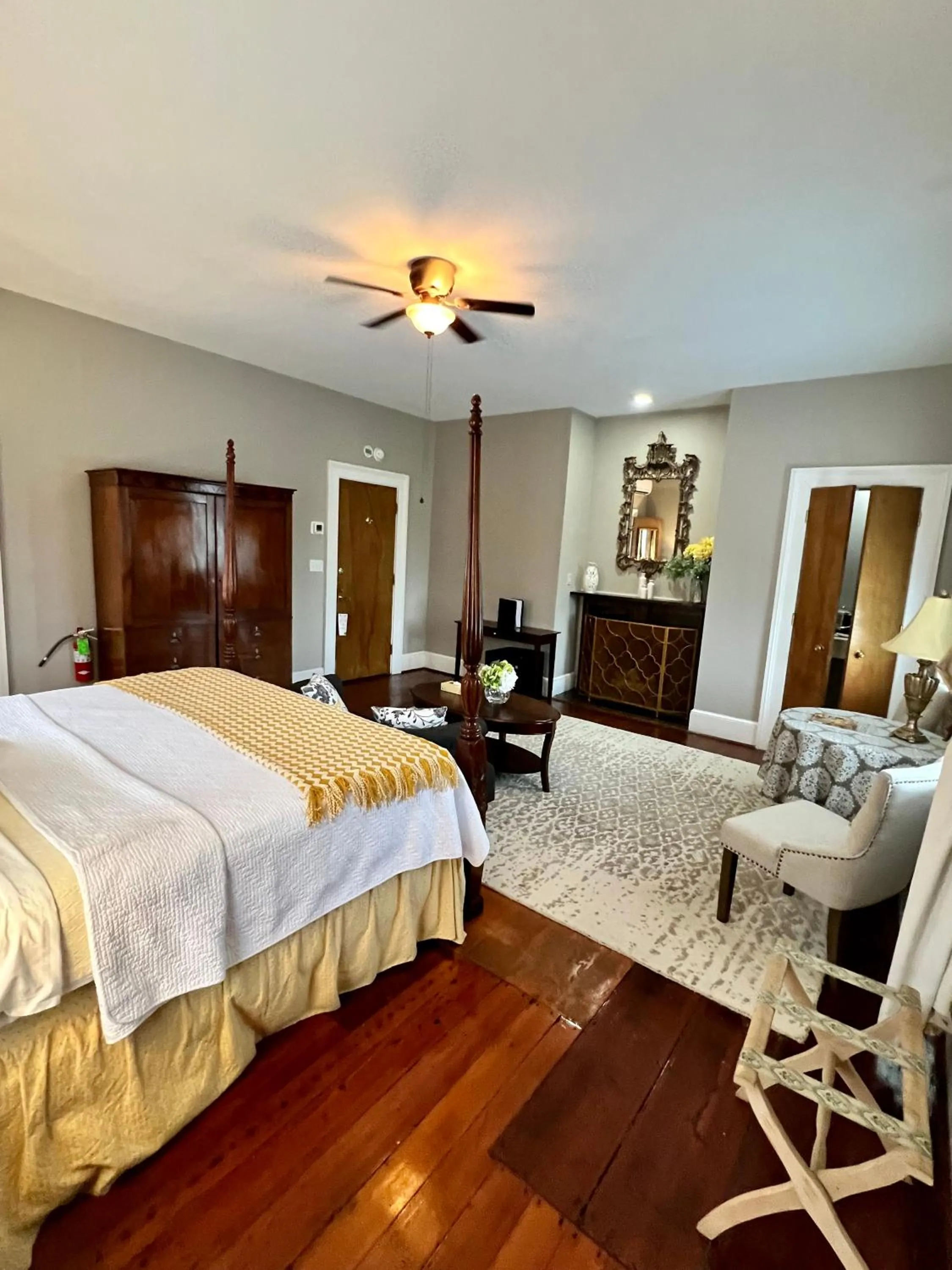 Bed in Barksdale House Inn