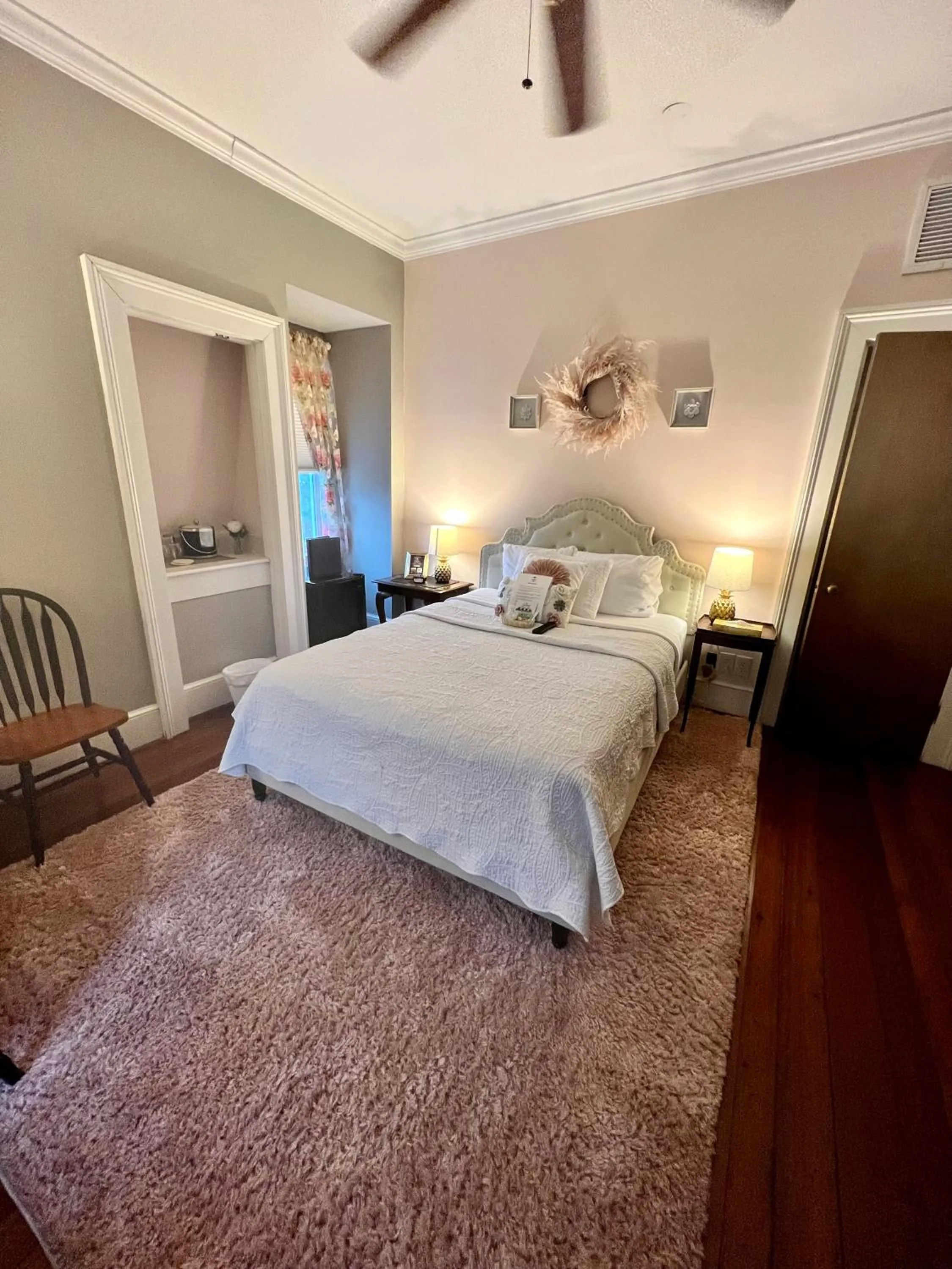 Bed in Barksdale House Inn