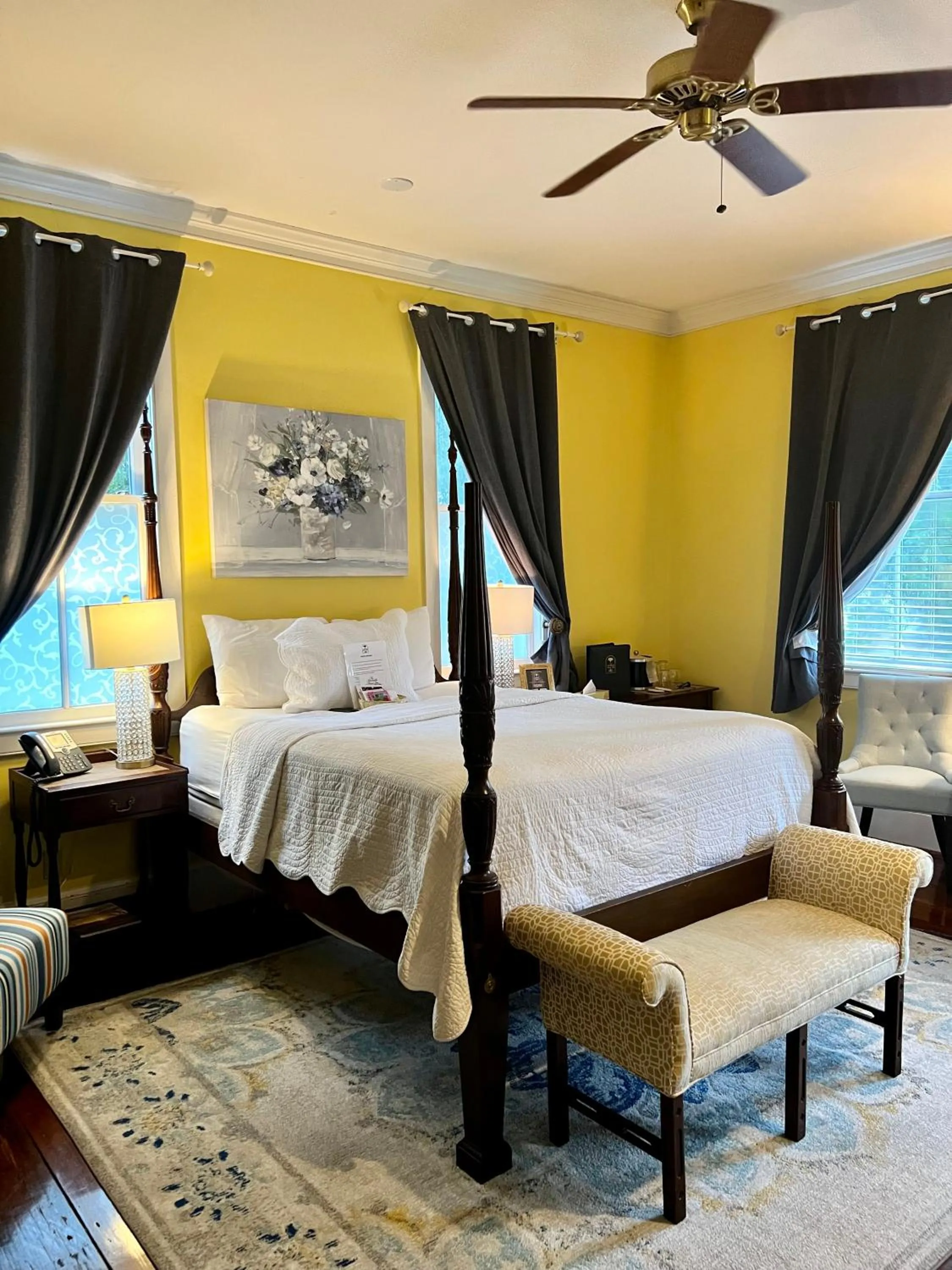 Bed in Barksdale House Inn