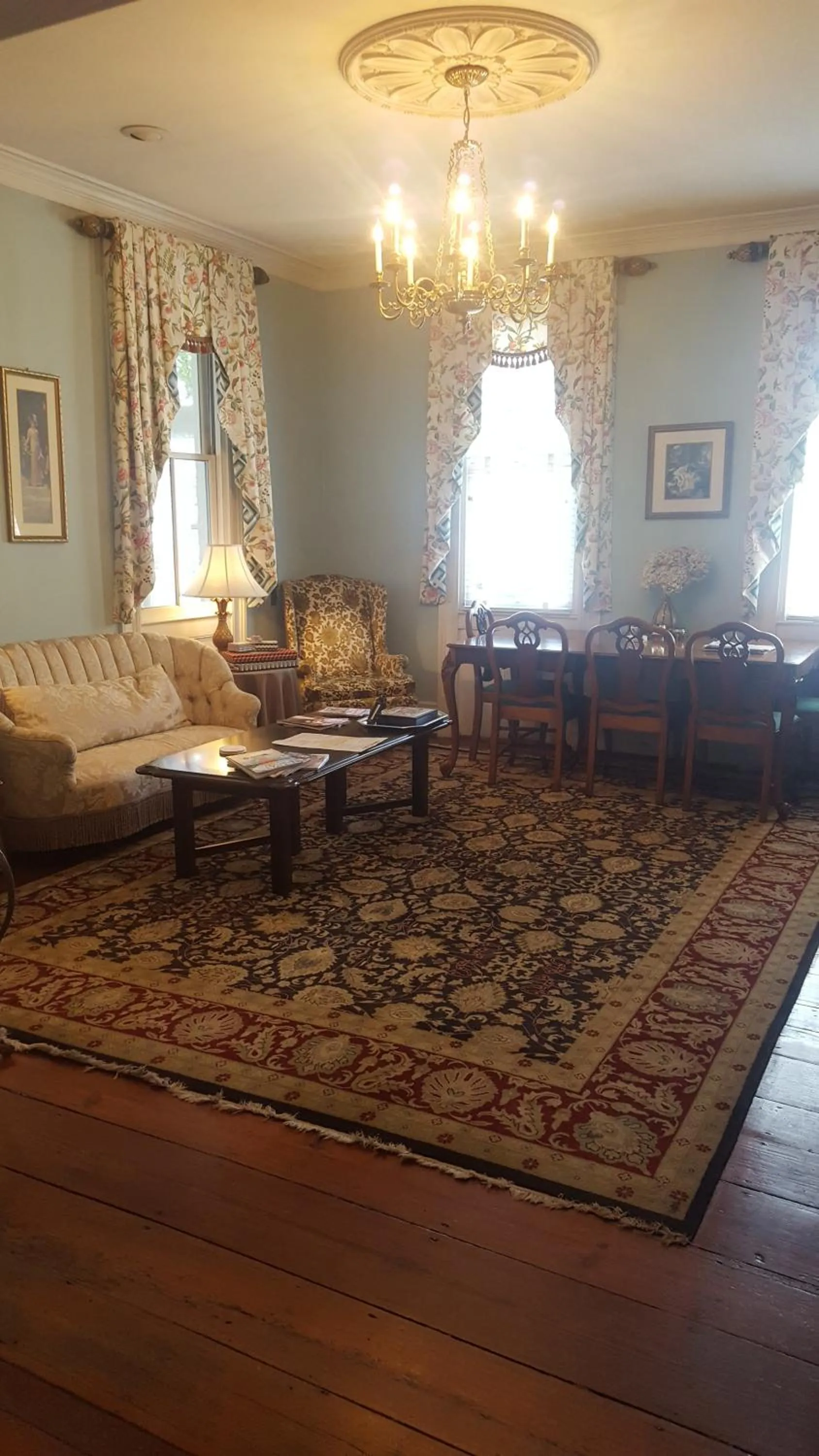 Communal lounge/ TV room in Barksdale House Inn