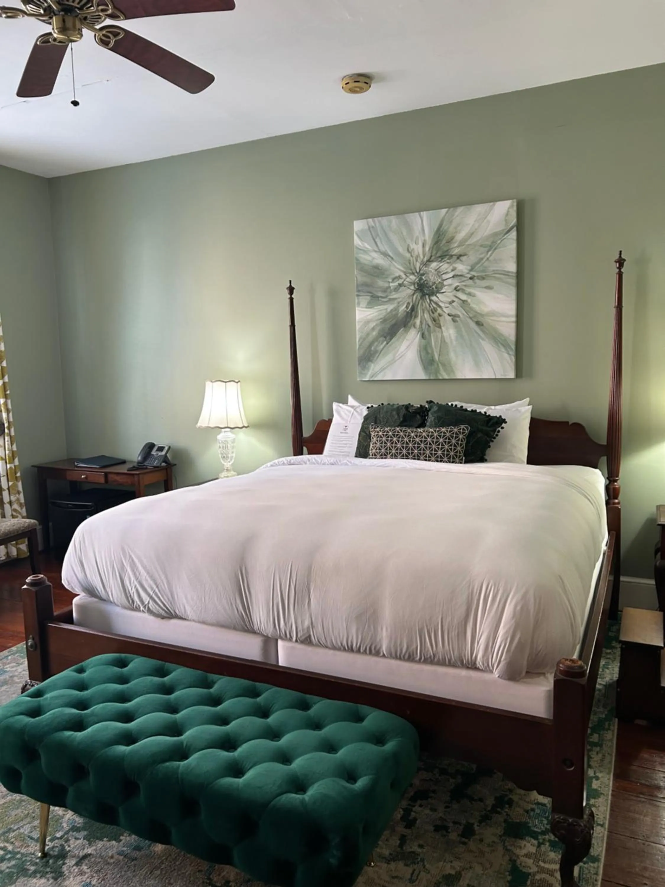 Bed in Barksdale House Inn