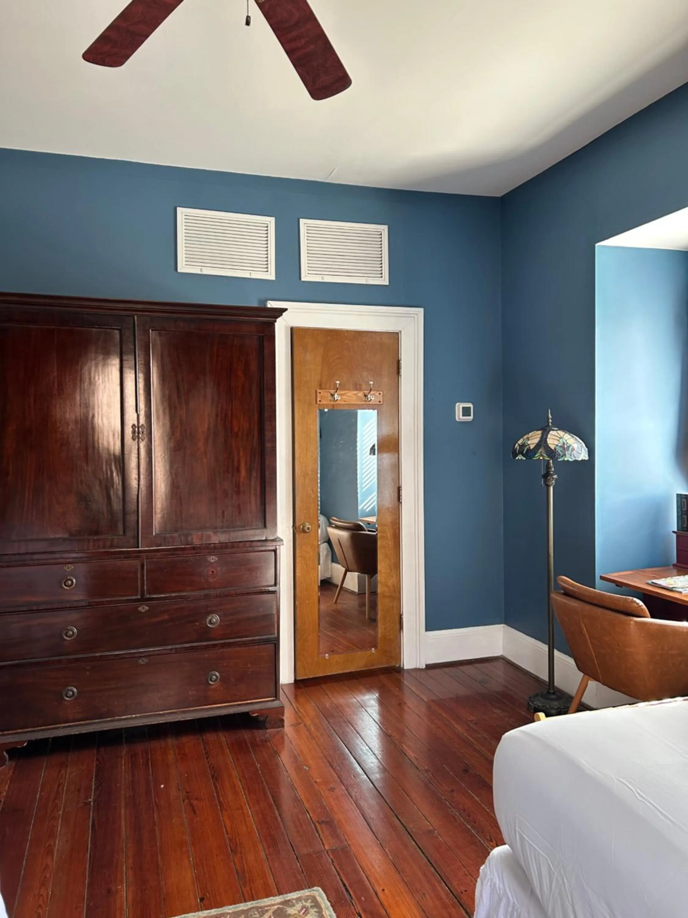 Bed in Barksdale House Inn