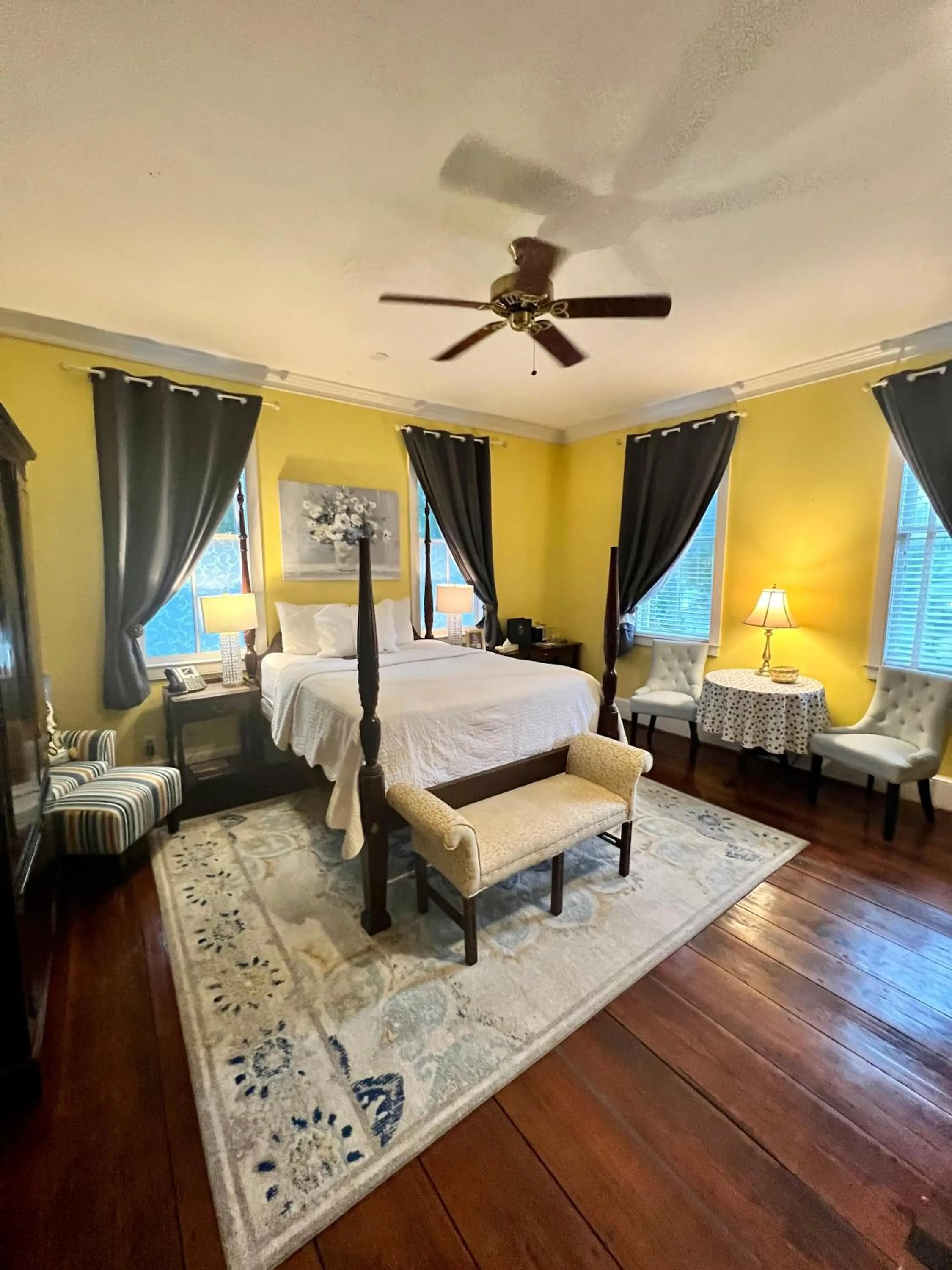 Bed in Barksdale House Inn