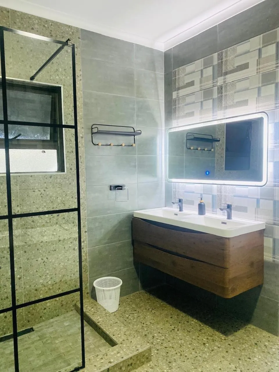 Shower in Airport Imperial Guest House