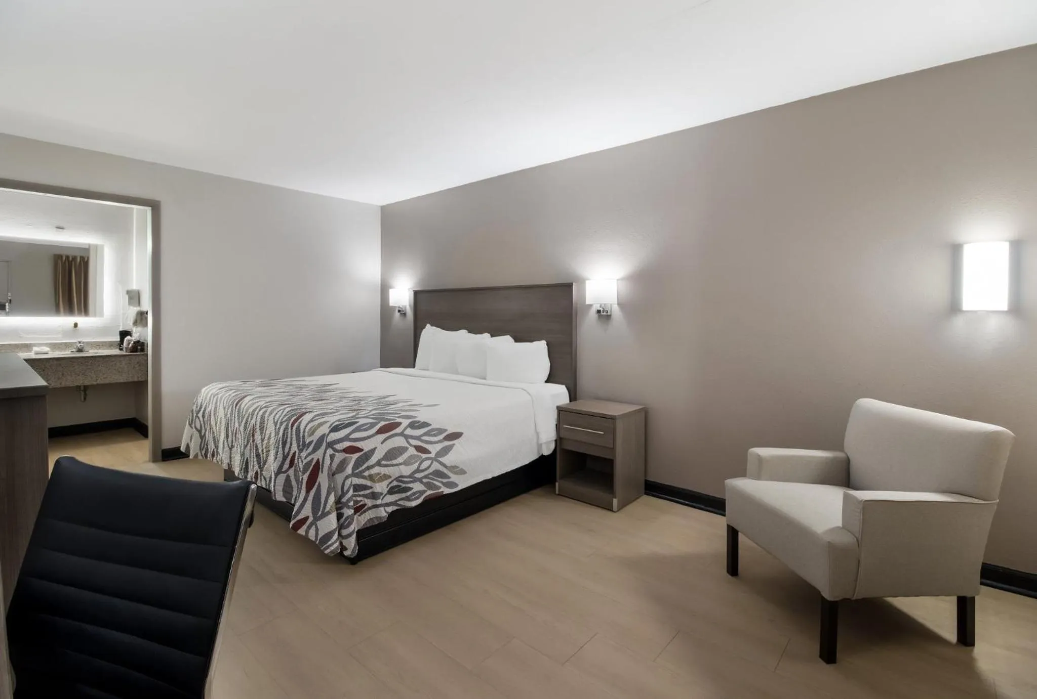 Photo of the whole room, Bed in Red Roof Inn & Suites Jackson, TN