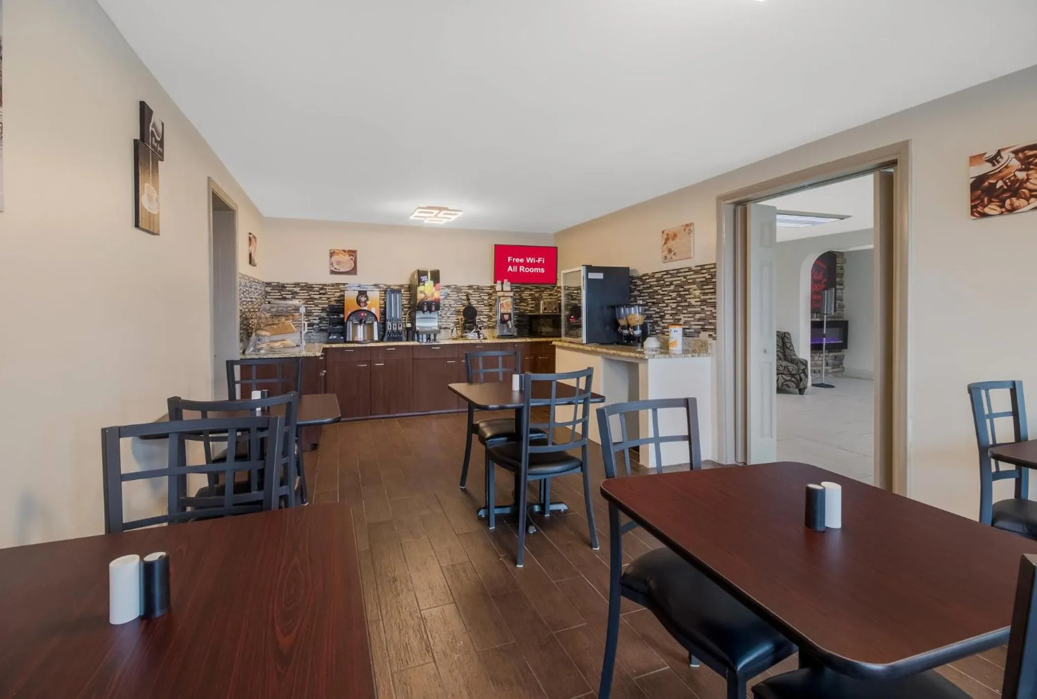 Breakfast in Red Roof Inn & Suites Jackson, TN