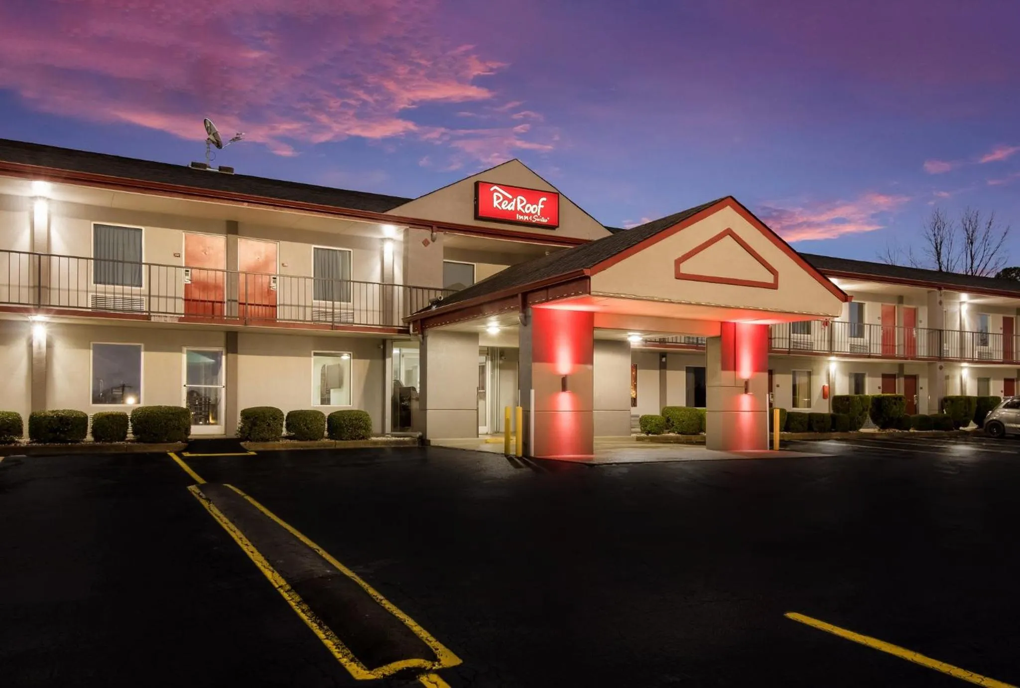 Property building in Red Roof Inn & Suites Jackson, TN