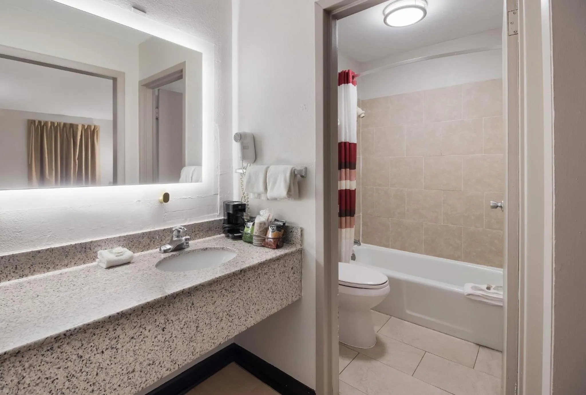 Bathroom in Red Roof Inn & Suites Jackson, TN