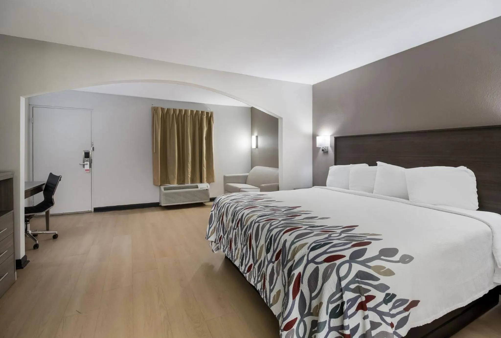 Photo of the whole room, Bed in Red Roof Inn & Suites Jackson, TN