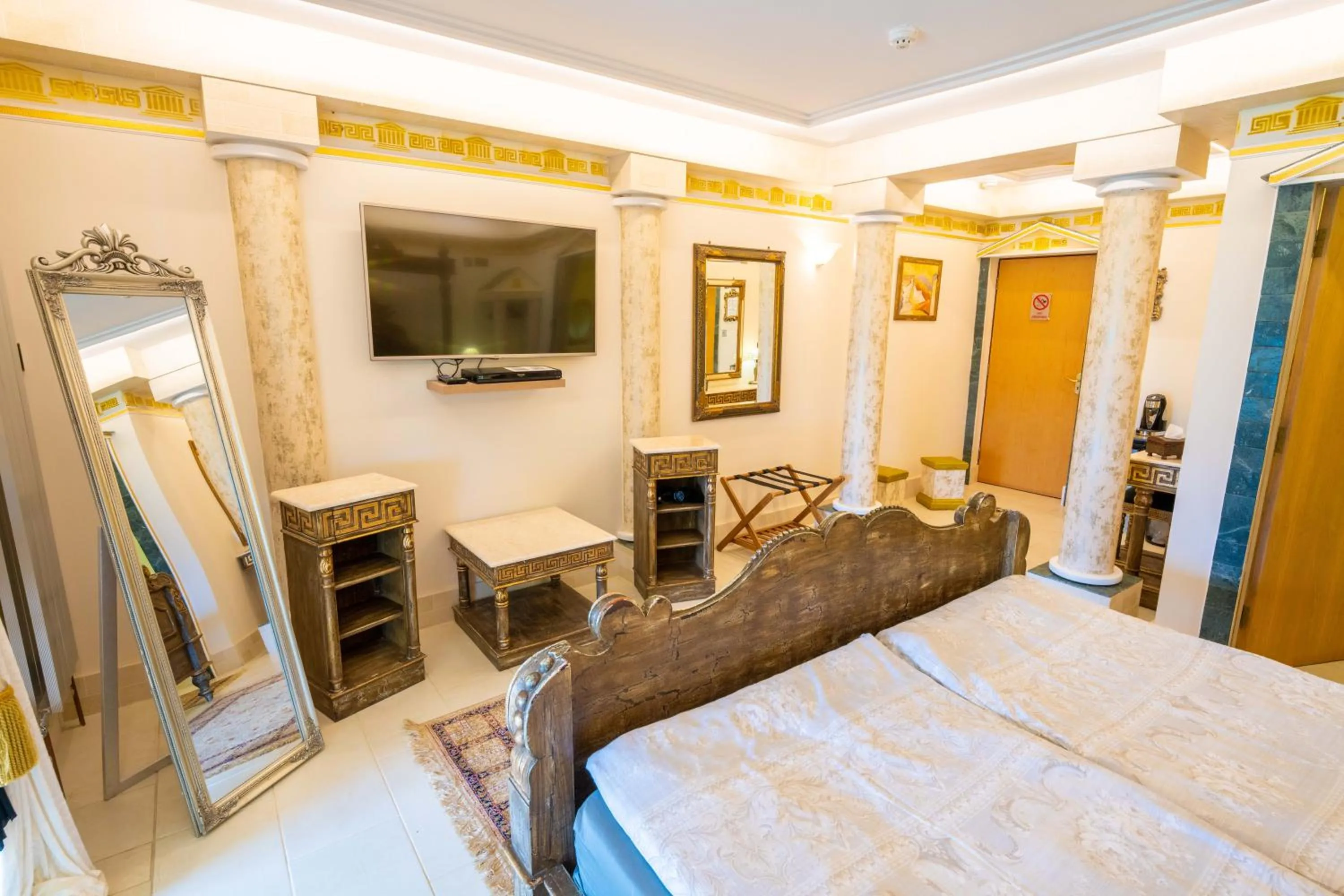 TV and multimedia, Bed in Ferndale Luxury Boutique Bed & Breakfast